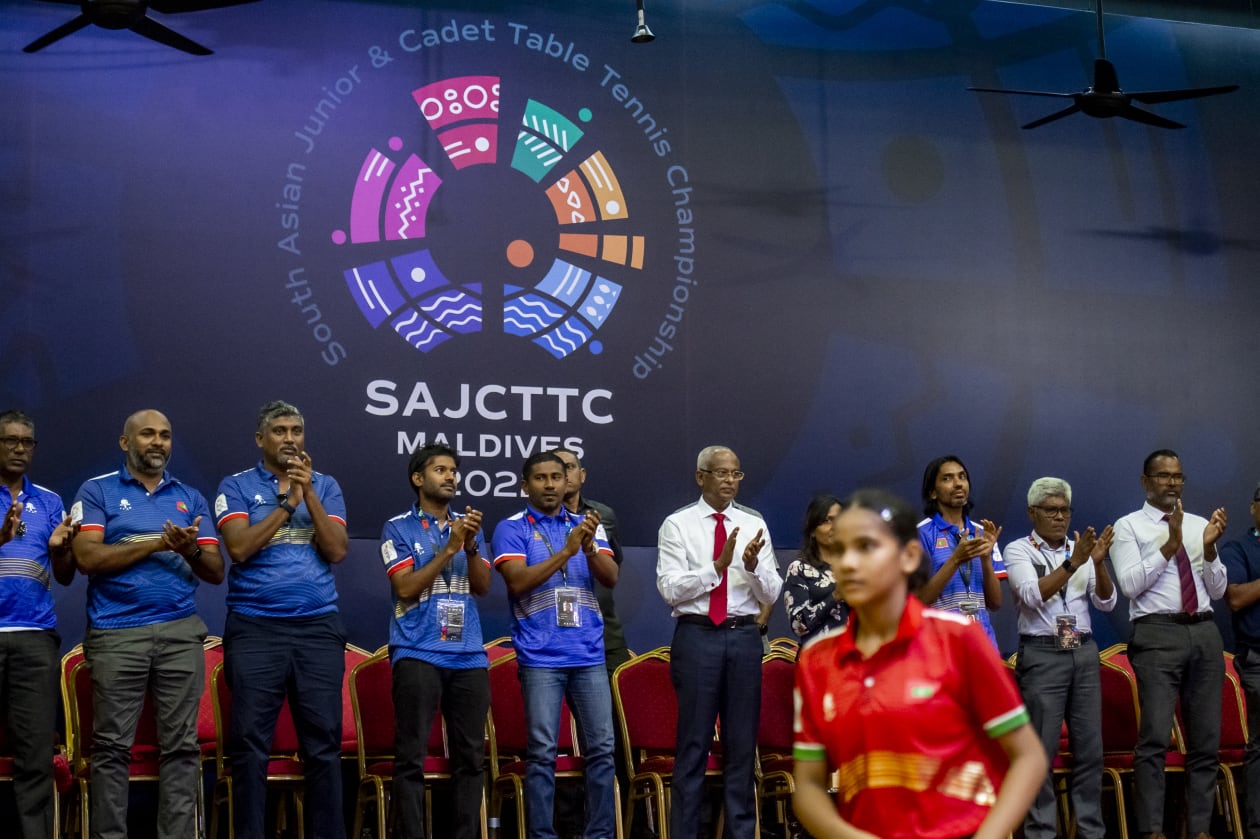 މާލެ (މެއި 9) - ސައުތު އޭޝިއާގެ ޖޫނިއާ ޓީޓީ މުބާރާތް މިއަދު ރާއްޖޭގައި ފެށިއިރު، މުބާރާތުގައި ޖުމްލަ ހަ ގައުމަކުން ވާދަކުރޭ: ރާއްޖޭގެ ޖުމްލަ ނުވަ ކުޅުންތެރިއަކު ދެ ކެޓަގަރީން ވާދަކުރާ މި ފަހަރުގެ ޖޫނިއާ މުބާރާތަކީ ރާއްޖޭގައި ބާއްވާ ބައިނަލްއަގުވާމީ ޖޫނިއާ ދެ ވަނަ މުބާރާތް: މި ފަހަރުގެ މުބާރާތުގެ ފުރަތަމަ ދުވަހު ޖޫނިއާ އަންހެން ޓީމު ވަނީ ސެމީން ފުރުސަތު ހޯދާފައި.-- ފޮޓޯ: މުހައްމަދު ޝާބިން/ އަދަދު 