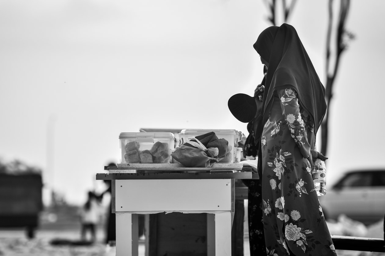 ކުރިން ބަންދު ކޮޓަރިއެއްގައި ހާސްކަމުގައި ތިބުމުގެ ބަދަލުގައި، އަރާއި އިރާއި އޮއްސެމުންދާ އިރުގެ މަންޒަރުގެ ހިތްގައިމާއި ޖެހޭ ވައިރޯޅި ފިނިކަން އިހުސާސްކުރަމުން އި އާއިލާތަކަށް ލިބޭ އިތުރު ހިތްހަމަ ޖެހުމަކީ ހެދިކާ ވިއްކައިގެން ކޮންމެ ދުވަހަކު ވެސް ހެޔޮވަރު އާމްދަނީއެއް ލިބުމެވެ. 