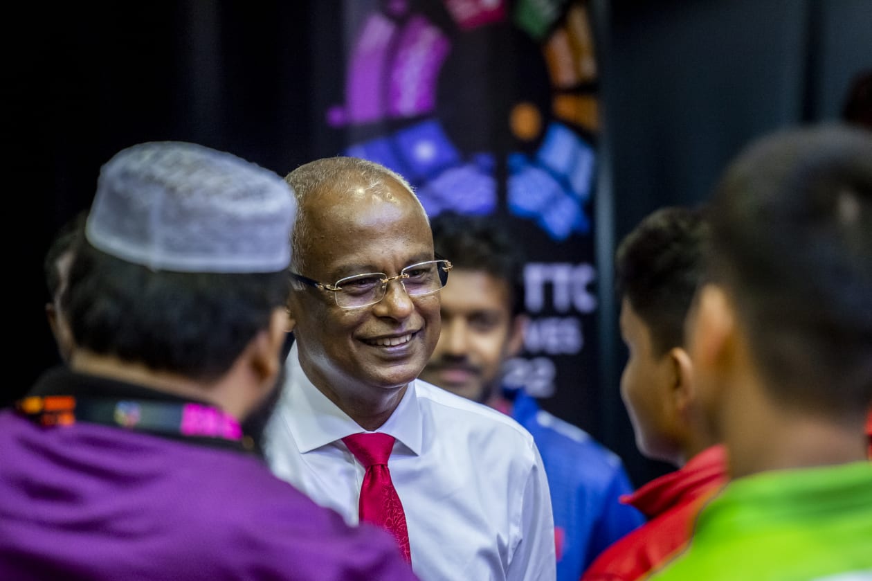 މާލެ (މެއި 9) - ސައުތު އޭޝިއާގެ ޖޫނިއާ ޓީޓީ މުބާރާތް މިއަދު ރާއްޖޭގައި ފެށިއިރު، މުބާރާތުގައި ޖުމްލަ ހަ ގައުމަކުން ވާދަކުރޭ: ރާއްޖޭގެ ޖުމްލަ ނުވަ ކުޅުންތެރިއަކު ދެ ކެޓަގަރީން ވާދަކުރާ މި ފަހަރުގެ ޖޫނިއާ މުބާރާތަކީ ރާއްޖޭގައި ބާއްވާ ބައިނަލްއަގުވާމީ ޖޫނިއާ ދެ ވަނަ މުބާރާތް: މި ފަހަރުގެ މުބާރާތުގެ ފުރަތަމަ ދުވަހު ޖޫނިއާ އަންހެން ޓީމު ވަނީ ސެމީން ފުރުސަތު ހޯދާފައި.-- ފޮޓޯ: މުހައްމަދު ޝާބިން/ އަދަދު 