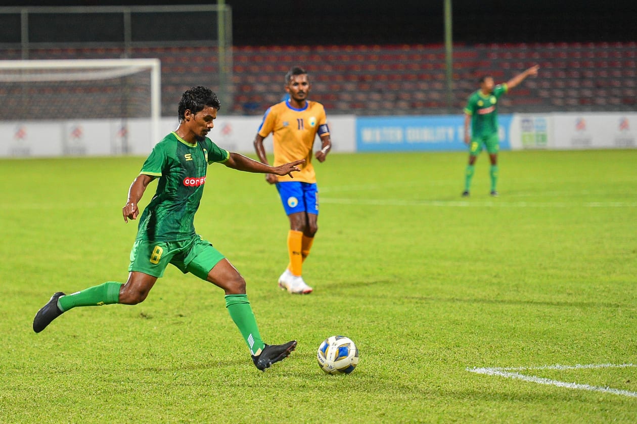 މާލެ: ޑިސެމްބަރު 15: މާޒިޔާ އިން ވަނީ 5-0 އިން ވެލެންސިއާ ބަލިކޮށް މި ފަހަރުގެ ޗެރިޓީ ޝީލްޑް ކާމިޔާބުކޮށްފައި، މިއީ މާޒިޔާ އިން ޝީލްޑް އުފުލާލި ހަތަރު ވަނަ ފަހަރު ކަމަށްވާއިރު، އެންމެ ގިނައިން  ޝީލްޑް ކާމިޔާބުކުރުމުގެ ރެކޯޑް އޮތީ މާޒިޔާ އަތުގައި: މާޒިޔާގެ ނިހާޓް ބޯޅަ ފޮނުވާލަނީ.-- ފޮޓޯ: މުހައްމަދު ޝާބިން/ އަދަދު