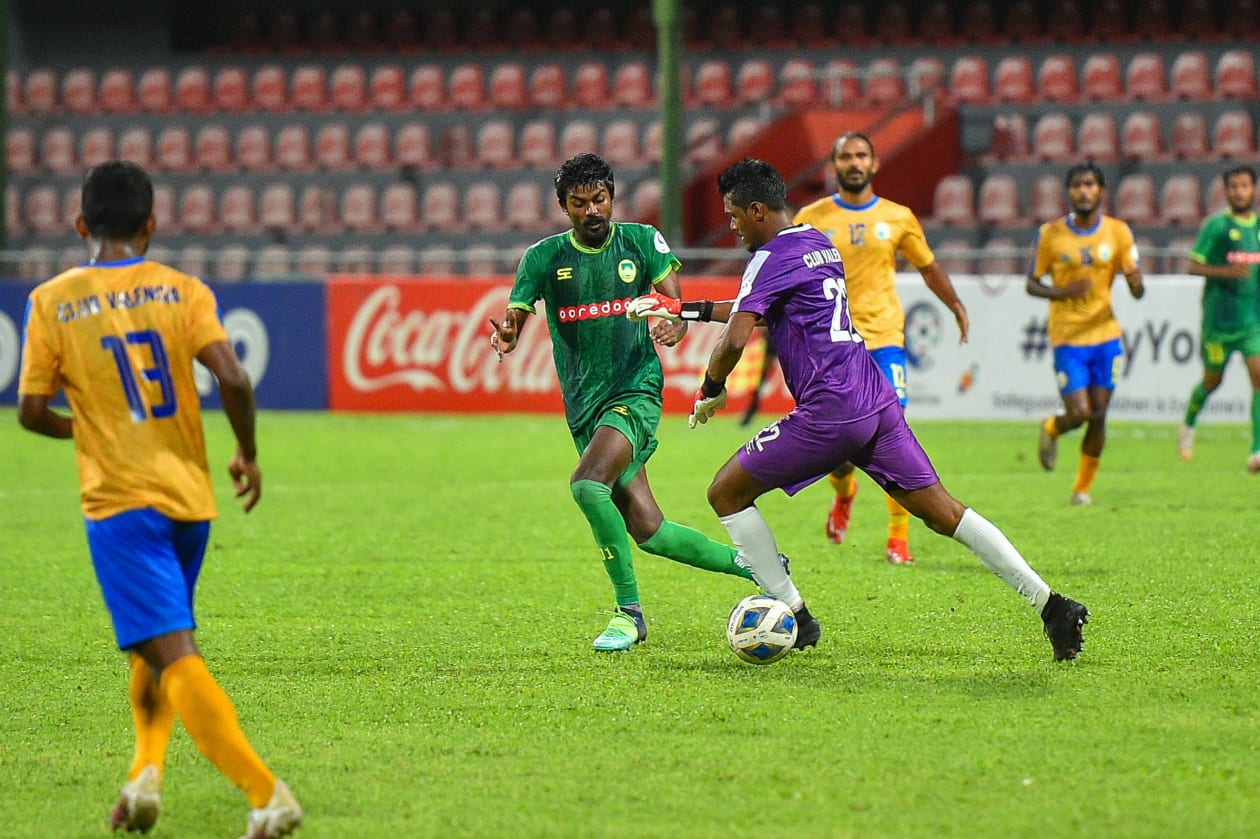 މާލެ: ޑިސެމްބަރު 15: މާޒިޔާ އިން ވަނީ 5-0 އިން ވެލެންސިއާ ބަލިކޮށް މި ފަހަރުގެ ޗެރިޓީ ޝީލްޑް ކާމިޔާބުކޮށްފައި، މިއީ މާޒިޔާ އިން ޝީލްޑް އުފުލާލި ހަތަރު ވަނަ ފަހަރު ކަމަށްވާއިރު، އެންމެ ގިނައިން  ޝީލްޑް ކާމިޔާބުކުރުމުގެ ރެކޯޑް އޮތީ މާޒިޔާ އަތުގައި: ވެލެންސިއާގެ ކީޕަރު ފައިސަލް (ކ) އަތުން މާޒިޔާގެ އައިސަމް ބޯޅަ ހޯދަނީ.-- ފޮޓޯ: މުހައްމަދު ޝާބިން/ އަދަދު