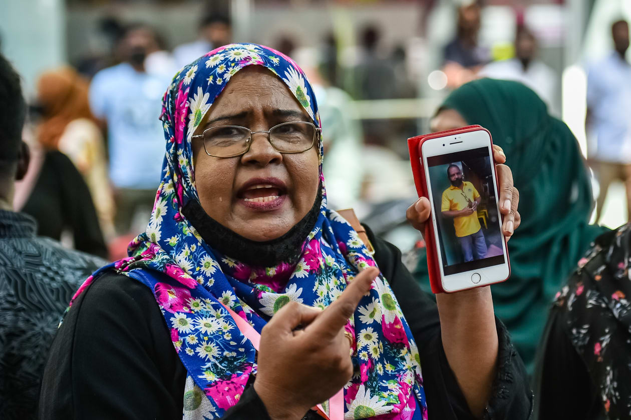 ރައްޔިތުންގެ މަޖިލީހުގެ ކޮމަންޑޫ ދާއިރާގެ ބައި އިލެކްޝަނުގެ ވޯޓުލުން މިއަދު ހެނދުނު ފަށައިފި އެވެ. ވޯޓުލުން އޮންނާނީ ހެނދުނު 8 އިން މެންދުރުފަހު 4 އަށެވެ. މީގެ ތެރެއިން 3 އިން 4 އަށް ހާއްސަކުރެވިފައިވަނީ ކޮވިޑް ޖެހިފައިވާ މީހުންނަށެވެ --- ފޮޓޯ؛ މުހައްމަދު ޝާބިން / އަދަދު