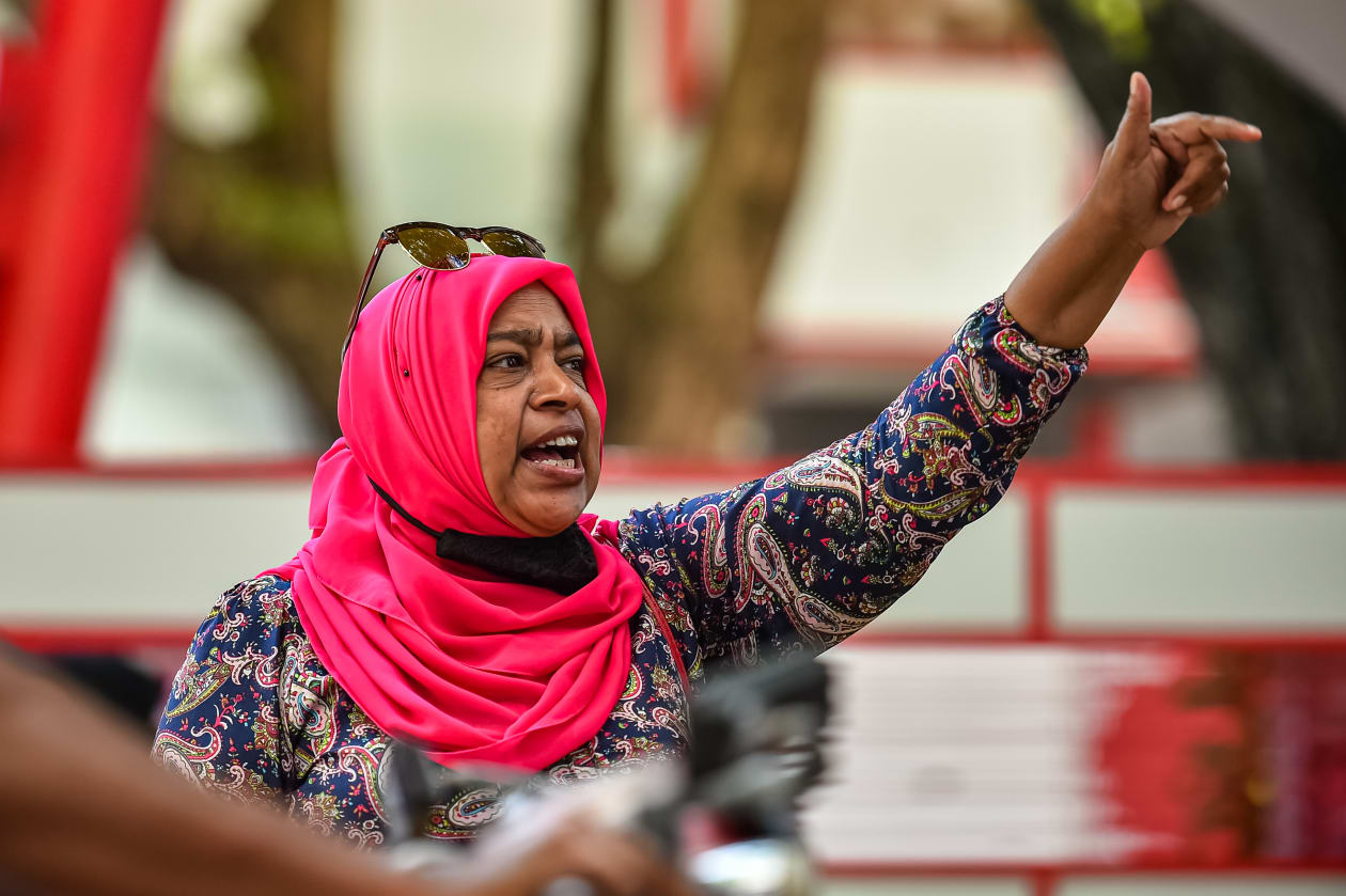 ރައްޔިތުންގެ މަޖިލީހުގެ ކޮމަންޑޫ ދާއިރާގެ ބައި އިލެކްޝަނުގެ ވޯޓުލުން މިއަދު ހެނދުނު ފަށައިފި އެވެ. ވޯޓުލުން އޮންނާނީ ހެނދުނު 8 އިން މެންދުރުފަހު 4 އަށެވެ. މީގެ ތެރެއިން 3 އިން 4 އަށް ހާއްސަކުރެވިފައިވަނީ ކޮވިޑް ޖެހިފައިވާ މީހުންނަށެވެ --- ފޮޓޯ؛ މުހައްމަދު ޝާބިން / އަދަދު