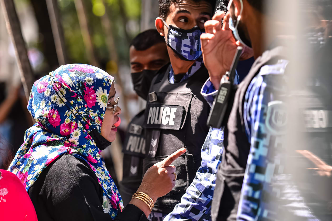 ރައްޔިތުންގެ މަޖިލީހުގެ ކޮމަންޑޫ ދާއިރާގެ ބައި އިލެކްޝަނުގެ ވޯޓުލުން މިއަދު ހެނދުނު ފަށައިފި އެވެ. ވޯޓުލުން އޮންނާނީ ހެނދުނު 8 އިން މެންދުރުފަހު 4 އަށެވެ. މީގެ ތެރެއިން 3 އިން 4 އަށް ހާއްސަކުރެވިފައިވަނީ ކޮވިޑް ޖެހިފައިވާ މީހުންނަށެވެ --- ފޮޓޯ؛ މުހައްމަދު ޝާބިން / އަދަދު