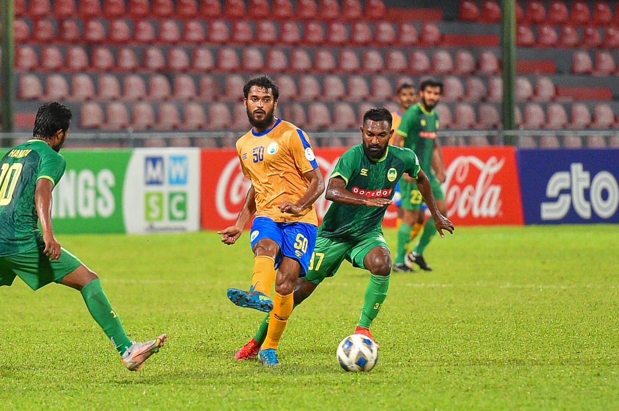 މާލެ: ޑިސެމްބަރު 15: މާޒިޔާ އިން ވަނީ 5-0 އިން ވެލެންސިއާ ބަލިކޮށް މި ފަހަރުގެ ޗެރިޓީ ޝީލްޑް ކާމިޔާބުކޮށްފައި، މިއީ މާޒިޔާ އިން ޝީލްޑް އުފުލާލި ހަތަރު ވަނަ ފަހަރު ކަމަށްވާއިރު، އެންމެ ގިނައިން  ޝީލްޑް ކާމިޔާބުކުރުމުގެ ރެކޯޑް އޮތީ މާޒިޔާ އަތުގައި: ވެލެންސިއާގެ ސުފިޔާން (ވ) ބޯޅަ ފޮނުވާލަނީ.-- ފޮޓޯ: މުހައްމަދު ޝާބިން/ އަދަދު