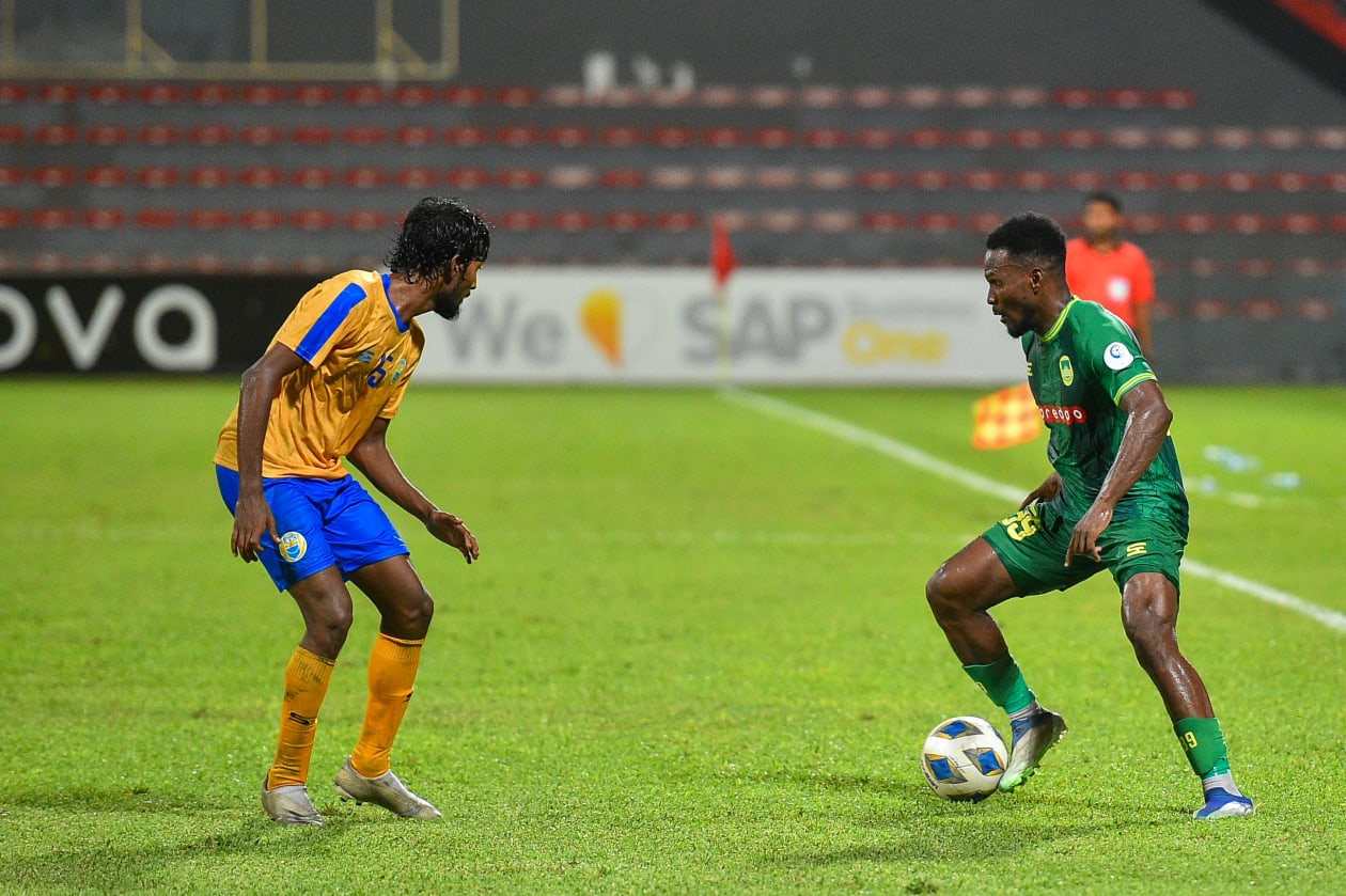 މާލެ: ޑިސެމްބަރު 15: މާޒިޔާ އިން ވަނީ 5-0 އިން ވެލެންސިއާ ބަލިކޮށް މި ފަހަރުގެ ޗެރިޓީ ޝީލްޑް ކާމިޔާބުކޮށްފައި، މިއީ މާޒިޔާ އިން ޝީލްޑް އުފުލާލި ހަތަރު ވަނަ ފަހަރު ކަމަށްވާއިރު، އެންމެ ގިނައިން  ޝީލްޑް ކާމިޔާބުކުރުމުގެ ރެކޯޑް އޮތީ މާޒިޔާ އަތުގައި: މާޒިޔާގެ ކޯނޭ (ކ) ވެލެންސިއާގެ ސިޒާން ކައިރިން ބޯޅަ ހިފައިގެންދަނީ.-- ފޮޓޯ: މުހައްމަދު ޝާބިން/ އަދަދު
