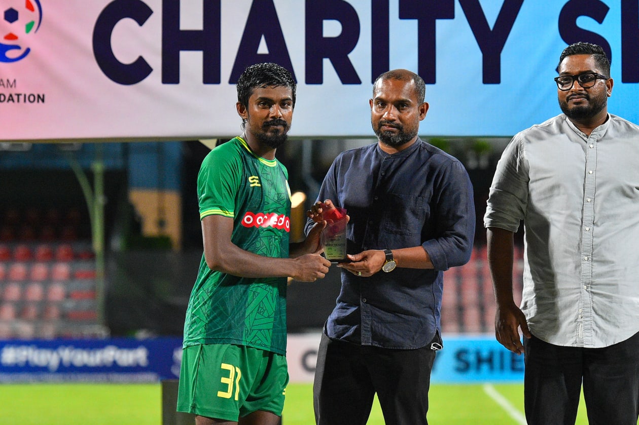 މާލެ: ޑިސެމްބަރު 15: މާޒިޔާ އިން ވަނީ 5-0 އިން ވެލެންސިއާ ބަލިކޮށް މި ފަހަރުގެ ޗެރިޓީ ޝީލްޑް ކާމިޔާބުކޮށްފައި، މިއީ މާޒިޔާ އިން ޝީލްޑް އުފުލާލި ހަތަރު ވަނަ ފަހަރު ކަމަށްވާއިރު، އެންމެ ގިނައިން  ޝީލްޑް ކާމިޔާބުކުރުމުގެ ރެކޯޑް އޮތީ މާޒިޔާ އަތުގައި: ޝީލްޑް މެޗުގެ މޮޅު ކުޅުންތެރިއަކަށް ހޮވުނު އައިޝަމް އަށް ޓްރޮފީ ދެނީ.-- ފޮޓޯ: މުހައްމަދު ޝާބިން/ އަދަދު