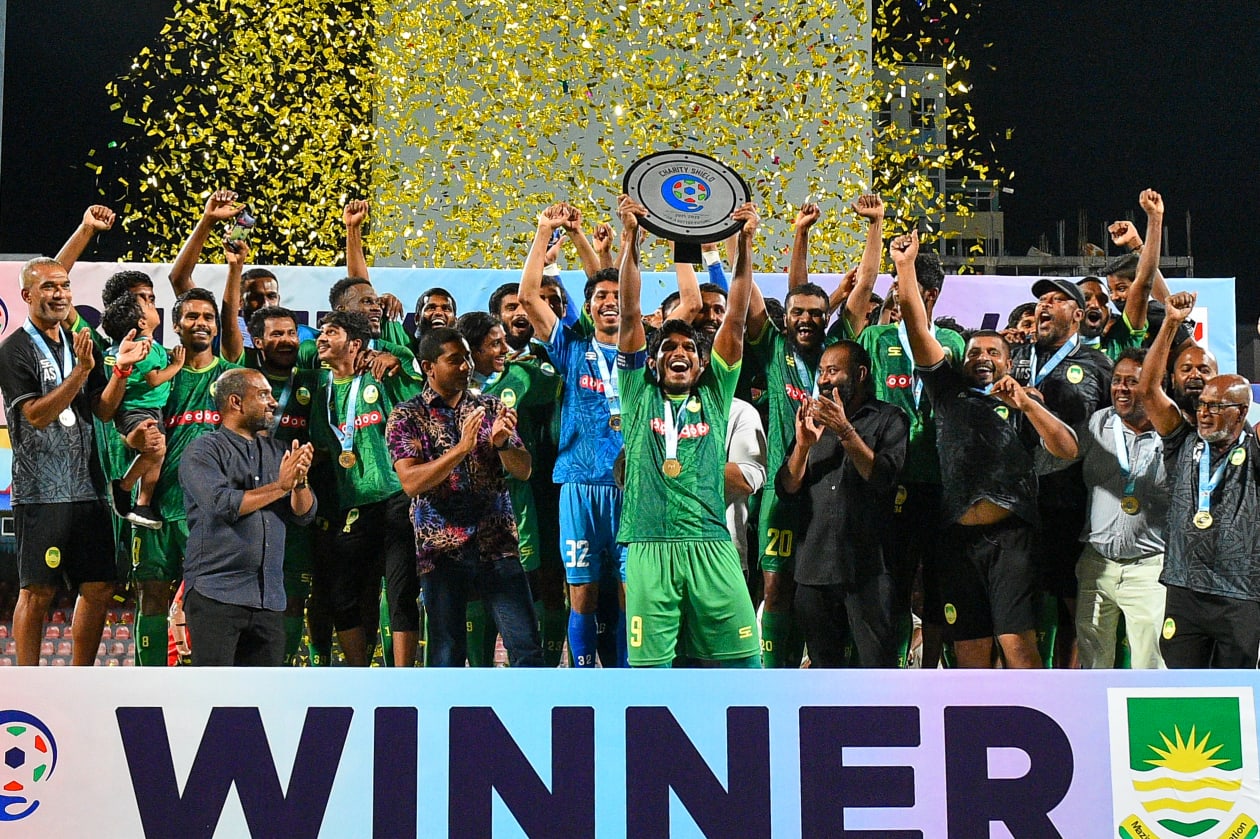 މާލެ: ޑިސެމްބަރު 15: މާޒިޔާ އިން ވަނީ 5-0 އިން ވެލެންސިއާ ބަލިކޮށް މި ފަހަރުގެ ޗެރިޓީ ޝީލްޑް ކާމިޔާބުކޮށްފައި، މިއީ މާޒިޔާ އިން ޝީލްޑް އުފުލާލި ހަތަރު ވަނަ ފަހަރު ކަމަށްވާއިރު، އެންމެ ގިނައިން  ޝީލްޑް ކާމިޔާބުކުރުމުގެ ރެކޯޑް އޮތީ މާޒިޔާ އަތުގައި.-- ފޮޓޯ: މުހައްމަދު ޝާބިން/ އަދަދު