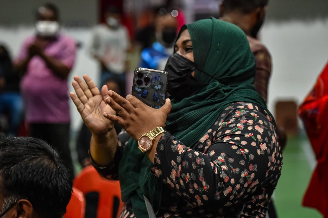 ކޮމަންޑޫ ދާއިރާގެ ބައި އިލެކްޝަން: ވޯޓު ގުނާ ނިމުމުން އެމްޑީޕީ ސަޕޯޓަރުން އުފާފާޅުކުރަނީ --- ފޮޓޯ؛ މުހައްމަދު ޝާބިން / އަދަދު