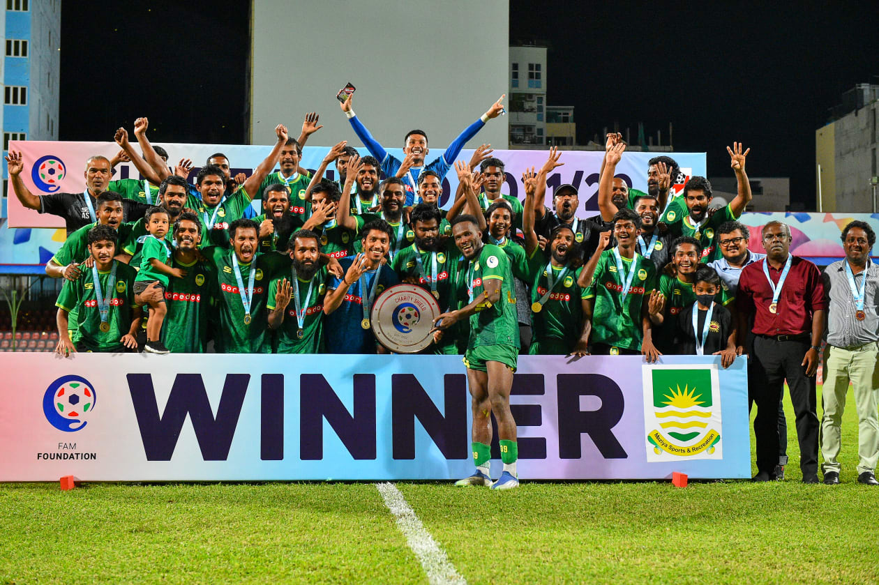 މާލެ: ޑިސެމްބަރު 15: މާޒިޔާ އިން ވަނީ 5-0 އިން ވެލެންސިއާ ބަލިކޮށް މި ފަހަރުގެ ޗެރިޓީ ޝީލްޑް ކާމިޔާބުކޮށްފައި، މިއީ މާޒިޔާ އިން ޝީލްޑް އުފުލާލި ހަތަރު ވަނަ ފަހަރު ކަމަށްވާއިރު، އެންމެ ގިނައިން  ޝީލްޑް ކާމިޔާބުކުރުމުގެ ރެކޯޑް އޮތީ މާޒިޔާ އަތުގައި.-- ފޮޓޯ: މުހައްމަދު ޝާބިން/ އަދަދު