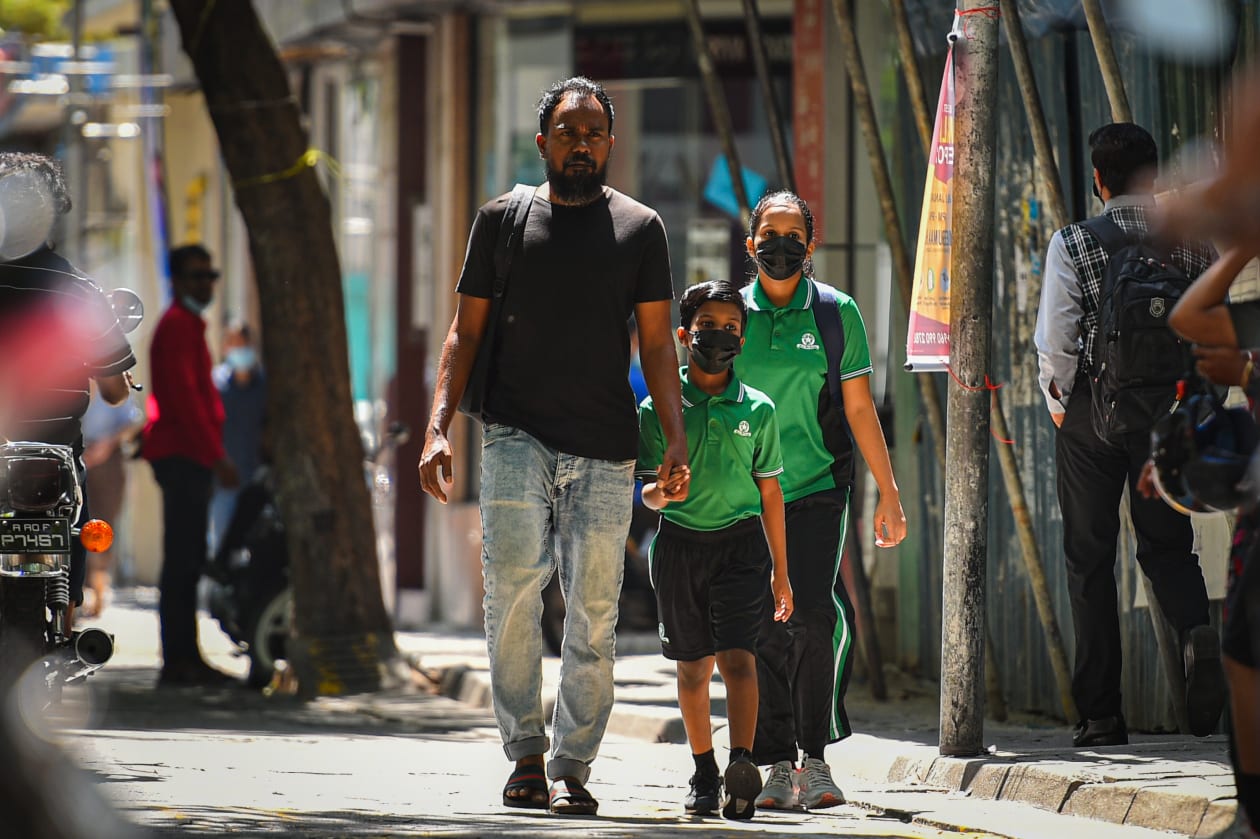 ޑިސެމްބަރ 16، 2022 - ސްކޫލްތަކުގެ ކިޔެވުން މިއަދު ފެށިއިރު، ކޮވިޑް-19 ފެތުރޭ މިންވަރު ރާއްޖޭގައި ގިނަވެފައިވާތީ، ގްރޭޑް އަށަކުން ފެށިގެން ތިރީގެ ދަރިވަރުން ސްކޫލަށް ދާނީ ހަފްތާއަކު ދެ ދުވަހެވެ. އަދި މި ބަލިމަޑުކަމާ ގުޅިގެން ކުރިން ވެސް ސްކޫލްތަކުން ހިފަހައްޓަމުން އައި އުސޫލުތައް ގެންގުޅުމަށް އެޑިއުކޭޝަން މިނިސްޓްރީން ވަނީ އަންގައިފަ އެވެ. އެއީ ގައިދުރުކަން ބެހެއްޓުމާއި މާސްކު އެޅުމާއި ގަވާއިދުން އަތް ދޮވުމާއި ދަރިވަރުން ސްކޫލަށް ވަނުމުގެ ކުރިން ހުމުގެ އަސަރު ހުރިތޯ ބެލުމެވެ --- ފޮޓޯ؛ މުހައްމަދު ޝާބިން / އަދަދު