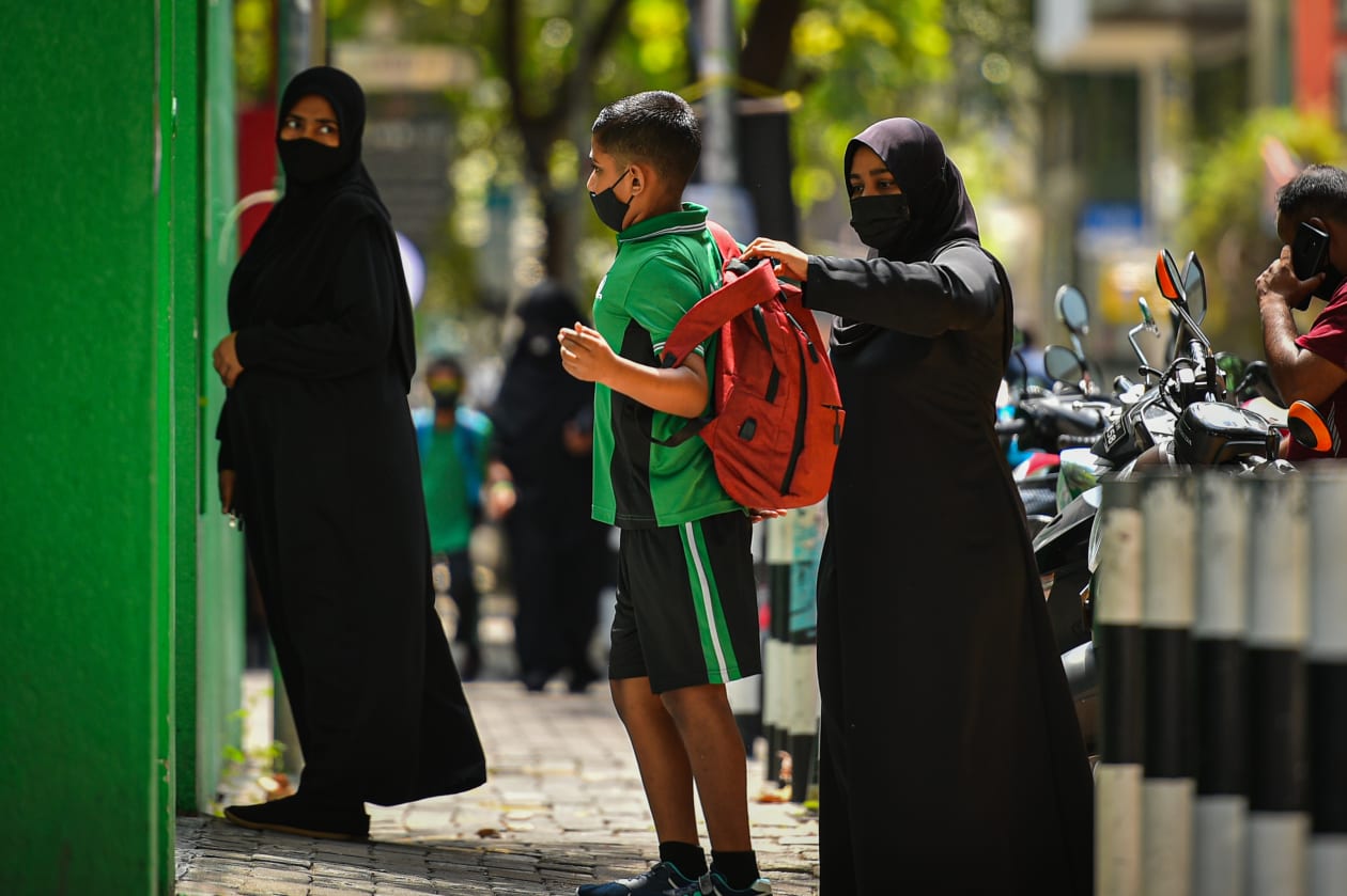 ޑިސެމްބަރ 16، 2022 - ސްކޫލްތަކުގެ ކިޔެވުން މިއަދު ފެށިއިރު، ކޮވިޑް-19 ފެތުރޭ މިންވަރު ރާއްޖޭގައި ގިނަވެފައިވާތީ، ގްރޭޑް އަށަކުން ފެށިގެން ތިރީގެ ދަރިވަރުން ސްކޫލަށް ދާނީ ހަފްތާއަކު ދެ ދުވަހެވެ. އަދި މި ބަލިމަޑުކަމާ ގުޅިގެން ކުރިން ވެސް ސްކޫލްތަކުން ހިފަހައްޓަމުން އައި އުސޫލުތައް ގެންގުޅުމަށް އެޑިއުކޭޝަން މިނިސްޓްރީން ވަނީ އަންގައިފަ އެވެ. އެއީ ގައިދުރުކަން ބެހެއްޓުމާއި މާސްކު އެޅުމާއި ގަވާއިދުން އަތް ދޮވުމާއި ދަރިވަރުން ސްކޫލަށް ވަނުމުގެ ކުރިން ހުމުގެ އަސަރު ހުރިތޯ ބެލުމެވެ --- ފޮޓޯ؛ މުހައްމަދު ޝާބިން / އަދަދު