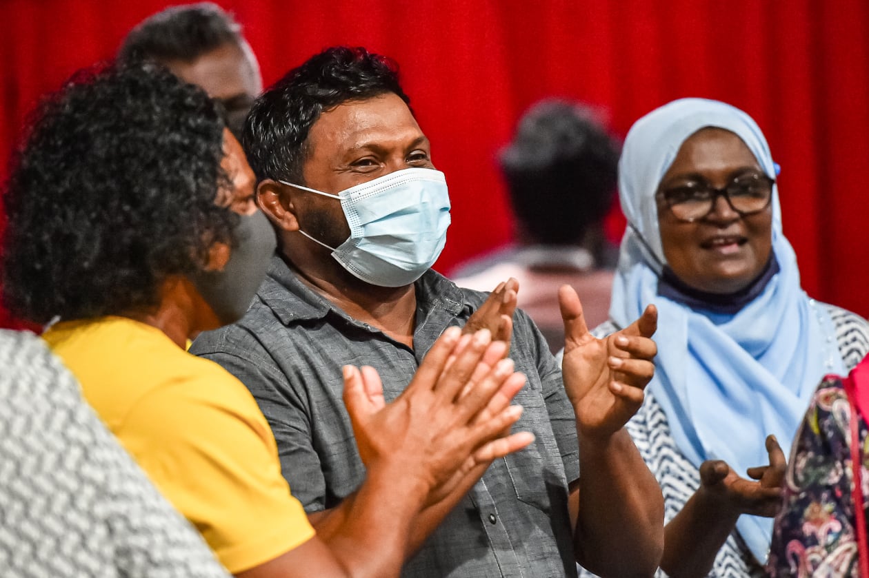ކޮމަންޑޫ ދާއިރާގެ ބައި އިލެކްޝަން: ވޯޓު ގުނާނިމުމުން އެމްޑީޕީ ސަޕޯޓަރުން އުފާފާޅުކުރަނީ --- ފޮޓޯ؛ މުހައްމަދު ޝާބިން / އަދަދު