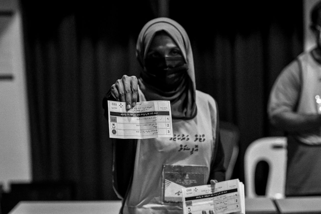 ކޮމަންޑޫ ދާއިރާގެ ބައި އިލެކްޝަން: ވޯޓު ގުނުމުގެ ތެރެއިން --- ފޮޓޯ؛ މުހައްމަދު ޝާބިން / އަދަދު