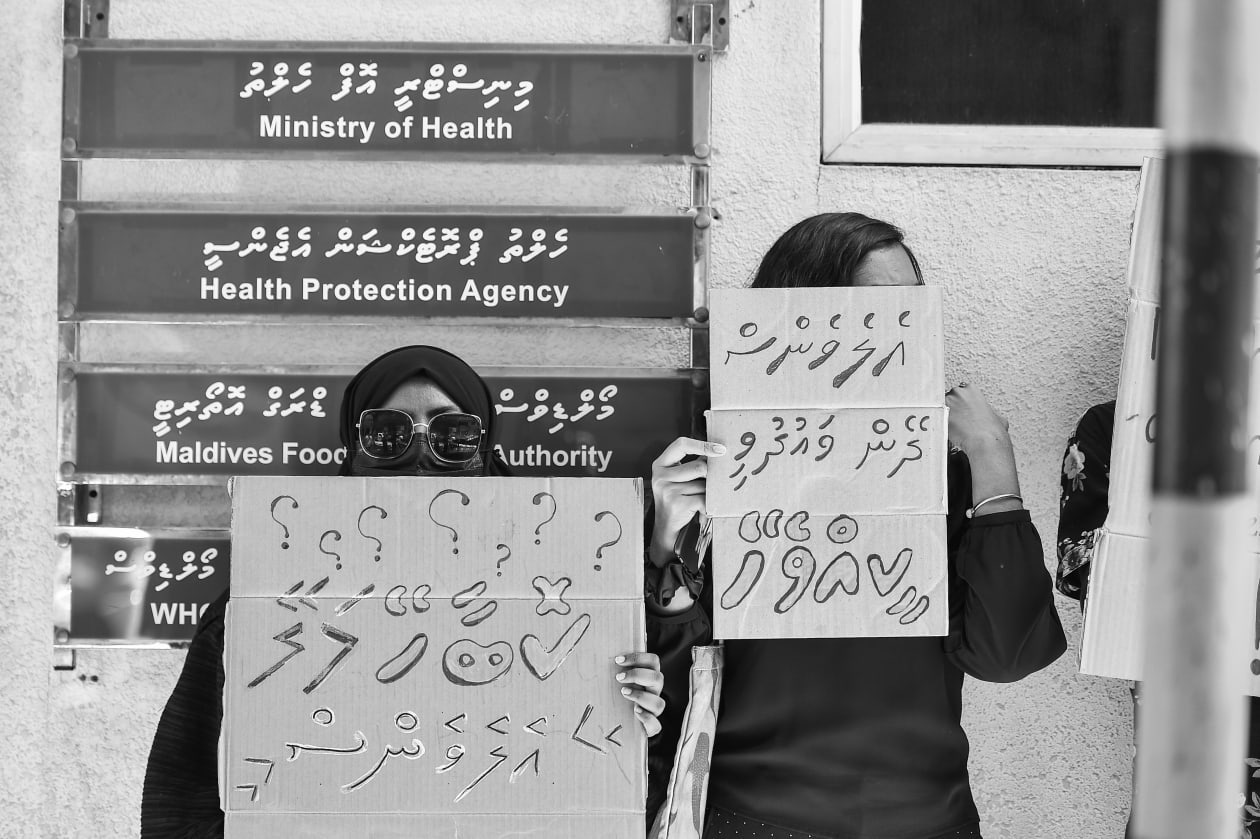 ޑިސެމްބަރު 16، 2021: އެޗްއީއޯސީގެ ވޮލަންޓިއަރުންގެ އެއްވުމުގައި ހަމަހިމޭން ކަމާއެކު ޝުއޫރު ފާޅު ކުރަނީ. -- ފޮޓޯ: މުހައްމަދު ޝާބިން/ އަދަދު
