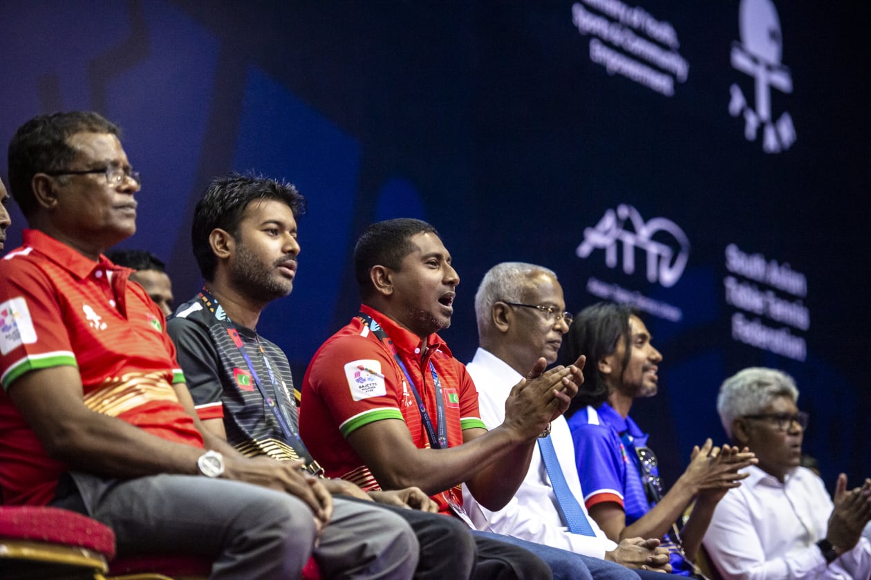 މާލެ (މެއި 10) - ސައުތު އޭޝިއަން ޖޫނިއާ އެންޑް ކެޑޭޓް ޓޭބަލް ޓެނިސް ޗެމްޕިއަންޝިޕް 2022ގެ ޖޫނިއާ އާއި ކެޑޭޓް ކެޓަގަރީގެ އަންހެން ޓީމުން ވަނީ މިހާތަނަށް ހަތަރު ލޯ މެޑަލް: އެއީ އަންހެން ޓީމު އިވެންޓް ބައިން ކެޑޭޓް/ ޖޫނިއާ ކެޓަގަރީން ދެ ލޯ މެޑަލާއި އަންހެން ޑަބަލްސް ބައިން ޖޫނިއާ/ކެޑޭޓް ކެޓަގަރީން ދެ ލޯ މެޑަލް: މިހާރު ބާކީ އޮތީ ސިންގަލްސް ބައިގެ މެޗުތައް.: ރައީސް އިބްރާހިމް މުހައްމަދު ސޯލިހު އާއި ކުޅިވަރާބެހޭ ވަޒީރު މަހުލޫފް އަދި ޓީޓީ އެސޯސިއޭޝަންގެ އިސް ވެރިން..- ފޮޓޯ: މުހައްމަދު ޝާބިން/ އަދަދު   