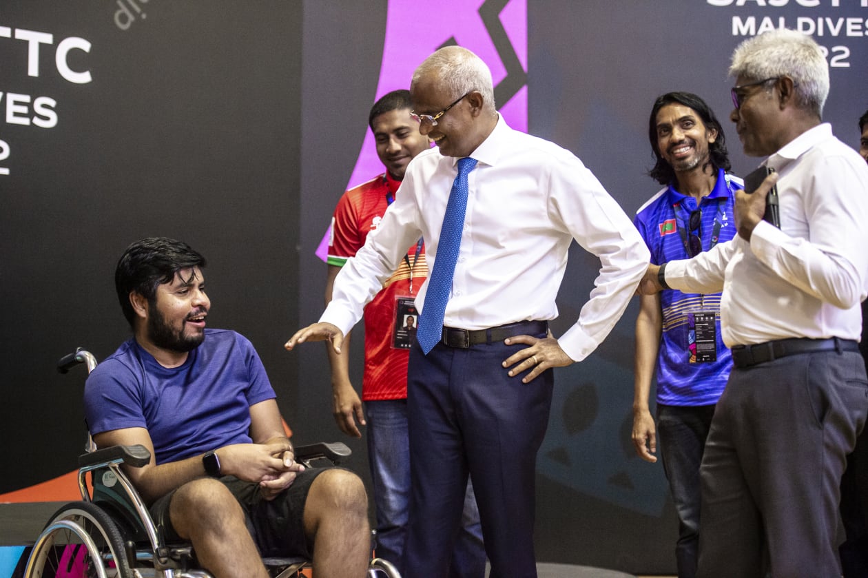 މާލެ (މެއި 10) - ސައުތު އޭޝިއަން ޖޫނިއާ އެންޑް ކެޑޭޓް ޓޭބަލް ޓެނިސް ޗެމްޕިއަންޝިޕް 2022ގެ ޖޫނިއާ އާއި ކެޑޭޓް ކެޓަގަރީގެ އަންހެން ޓީމުން ވަނީ މިހާތަނަށް ހަތަރު ލޯ މެޑަލް: އެއީ އަންހެން ޓީމު އިވެންޓް ބައިން ކެޑޭޓް/ ޖޫނިއާ ކެޓަގަރީން ދެ ލޯ މެޑަލާއި އަންހެން ޑަބަލްސް ބައިން ޖޫނިއާ/ކެޑޭޓް ކެޓަގަރީން ދެ ލޯ މެޑަލް: މިހާރު ބާކީ އޮތީ ސިންގަލްސް ބައިގެ މެޗުތައް: ޓީޓީ މެޗުތައް ބަލަން އައި އުމަރު ސަލީމް (އޮއްތޮ)އާ ރައީސް އިބްރާހިމް މުހައްމަދު ސޯލިހު ބައްދަލުކުރަނީ...- ފޮޓޯ: މުހައްމަދު ޝާބިން/ އަދަދު   
