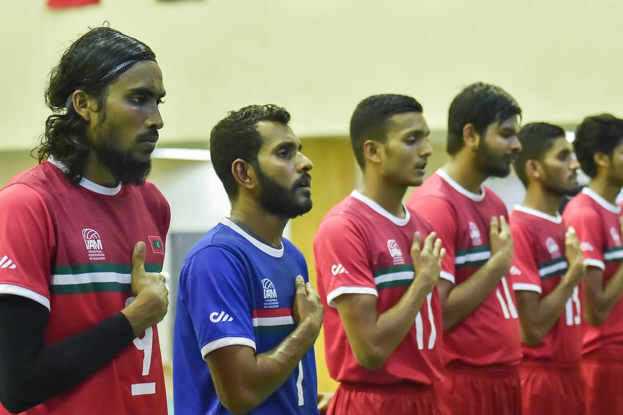 މާލެ، ދިވެހިރާއްޖެ: ބަންގްލަދޭޝް އަތުން ރާއްޖޭން 2016 ވަނަ އަހަރުގެ ސައުތު އޭޝިއަން ގޭމްސްގައި މޮޅުވި ފަހުން ދެން ކުޅުނު ތިން މެޗުން ވަނީ ބަލިވެފައި: އޭގެ ފަހުން ބަންގްލަދޭޝް އަތުން ފުރަތަމަ ފަހަރަށް ރާއްޖެ މޮޅުވީ ރޭ ކުޅުނު އެކުވެރިކަމުގެ މެޗުން. އެއީ ފަހަތުން އަރައި 3-1 ސެޓުން: ރާއްޖޭގެ ކުޅުންތެރިން ގައުމީ ސަލާމަށް ހުއްޓިގެން.-- ފޮޓޯ: މުހައްމަދު ޝާބިން/ އަދަދު