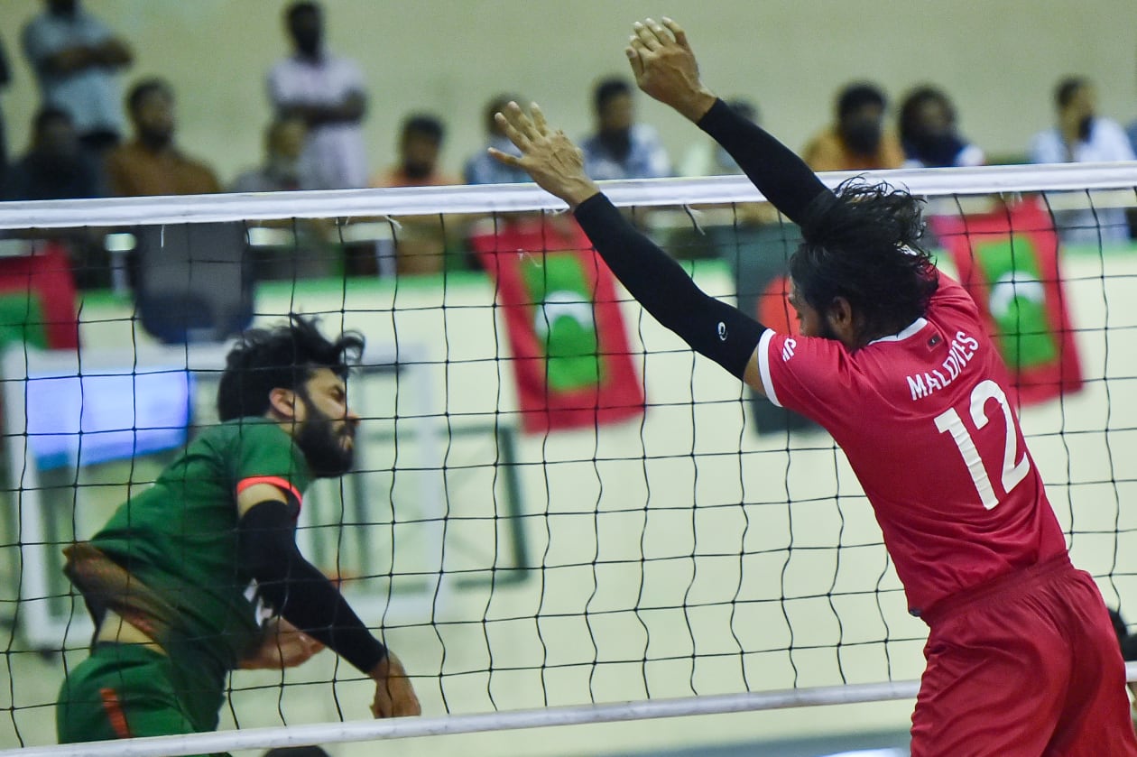 މާލެ، ދިވެހިރާއްޖެ: ބަންގްލަދޭޝް އަތުން ރާއްޖޭން 2016 ވަނަ އަހަރުގެ ސައުތު އޭޝިއަން ގޭމްސްގައި މޮޅުވި ފަހުން ދެން ކުޅުނު ތިން މެޗުން ވަނީ ބަލިވެފައި: އޭގެ ފަހުން ބަންގްލަދޭޝް އަތުން ފުރަތަމަ ފަހަރަށް ރާއްޖެ މޮޅުވީ ރޭ ކުޅުނު އެކުވެރިކަމުގެ މެޗުން. އެއީ ފަހަތުން އަރައި 3-1 ސެޓުން: ބަންގްލަދޭޝްގެ ކުޅުންތެރިއަކު ފޮނުވާލާ ޝޮޓެއް ބްލޮކްކުރަން ރާއްޖޭން މަސައްކަތްކުރަނީ.-- ފޮޓޯ: މުހައްމަދު ޝާބިން/ އަދަދު