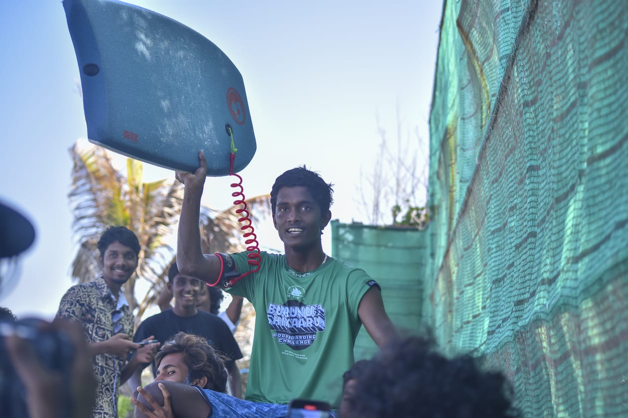 މާޗް 26، 2022: ބުރުނު ޝިކާރު ބޮޑީބޯޑިން ޗެލެންޖުގައި ވާދަކުރި ބޯޑީބޯޑަރެއް އޭނާގެ ބޯޑު އުފުލާލައިގެން. ޖުމްލަ 39 ބޮޑީބޯޑަރުންނާއެކު ބޭއްވި މި މުބާރާތަކީ ގައުމީ ސްކޮޑަށް އެރުމަށް މަގުފަހިވެގެންދާނެ މުބާރާތެއް. މެއި މަހު އޮންނަ ލަބޭރާ ބޮޑީބޯޑިން ޗެލެންޖަށް ފަހު އާ ގައުމީ ސްކޮޑެއް އެކުލަވާލާނެ --- ފޮޓޯ: އަބްދުﷲ އިޔާން/އަދަދު