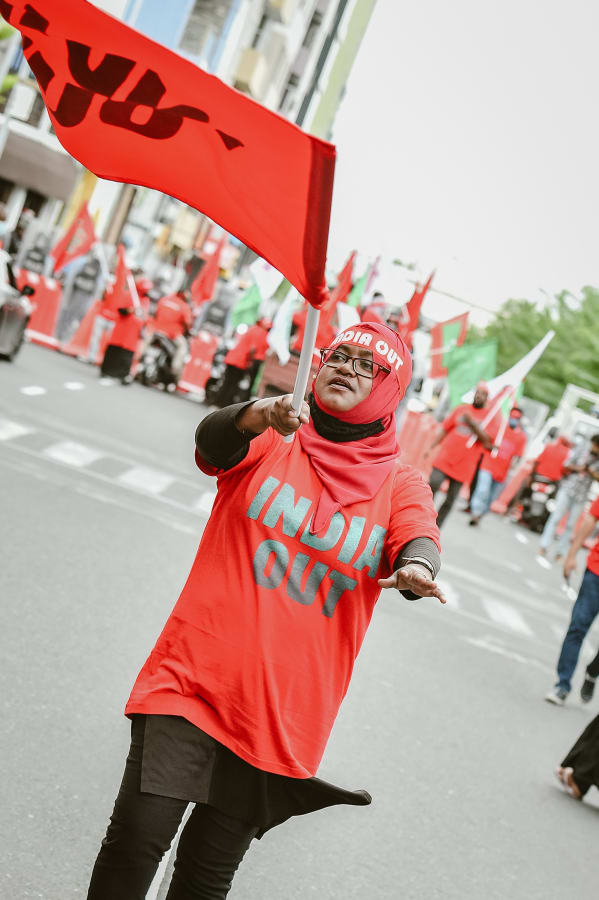 ޑިސެމްބަރު 17، 2021: އިންޑިއާ ސިފައިން ރާއްޖެއިން ބޭރުކުރުމަށް ގޮވާލައި އިދިކޮޅު ޕީޕީއެމް/ޕީއެންސީ އިން ބޭއްވި ވެހިކަލް ބުރުގެ ތެރެއިން. -- ފޮޓޯ: މުހައްމަދު ޝާބިން/ އަދަދު