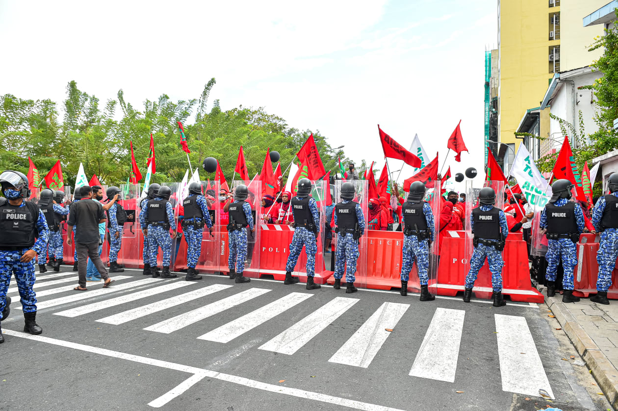 ޑިސެމްބަރު 17، 2021: އިންޑިއާ ސިފައިން ރާއްޖެއިން ބޭރުކުރުމަށް ގޮވާލައި އިދިކޮޅު ޕީޕީއެމް/ޕީއެންސީ އިން ބޭއްވި ވެހިކަލް ބުރުގެ ތެރެއިން. -- ފޮޓޯ: މުހައްމަދު ޝާބިން/ އަދަދު