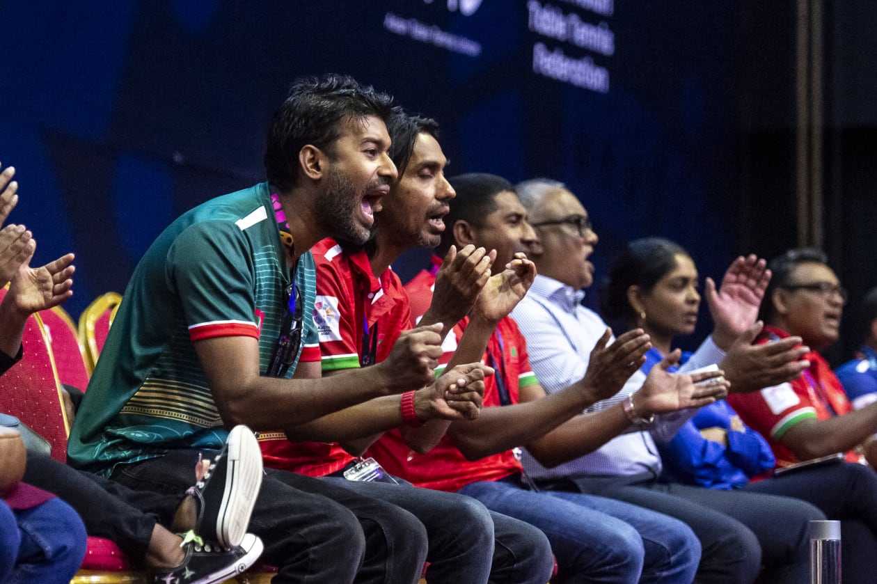މާލެ، (މެއި 11) - އިއްޔެ ނިމުނު ސައުތު އޭޝިއަން ޖޫނިއާ އެންޑް ކެޑޭޓް ޓޭބަލް ޓެނިސް ޗެމްޕިއަންޝިޕުގައި ވާދަކުރި ހުރިހާ އިވެންޓަކުން އިންޑިއާ އިން ވަނީ ރަން މެޑަލް ހޯދާފައި. ރާއްޖޭން ވަނީ ޖުމްލަ ހަ މެޑަލް ހޯދާފައި. އެއީ ފަސް ލޯ މެޑަލް އާއި އެއް ރިހި މެޑަލް: ޓީޓީ އެސޯސިއޭޝަންގެ ރައީސް އަލީ ރަޝީދާއި ނައިބު ރައީސް ޝިއުރީ ޓީމަށް ހިތްވަރުދެނީ.-- ފޮޓޯ: އަބްދުﷲ އިޔާން/ އަދަދު 