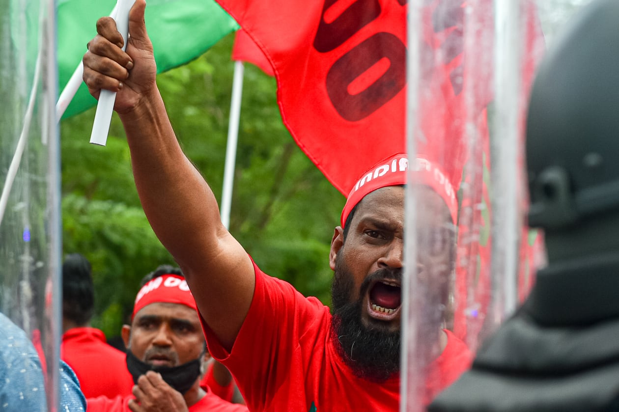 ޑިސެމްބަރު 17، 2021: އިންޑިއާ ސިފައިން ރާއްޖެއިން ބޭރުކުރުމަށް ގޮވާލައި އިދިކޮޅު ޕީޕީއެމް/ޕީއެންސީ އިން ބޭއްވި ވެހިކަލް ބުރުގެ ތެރެއިން. -- ފޮޓޯ: މުހައްމަދު ޝާބިން/ އަދަދު
