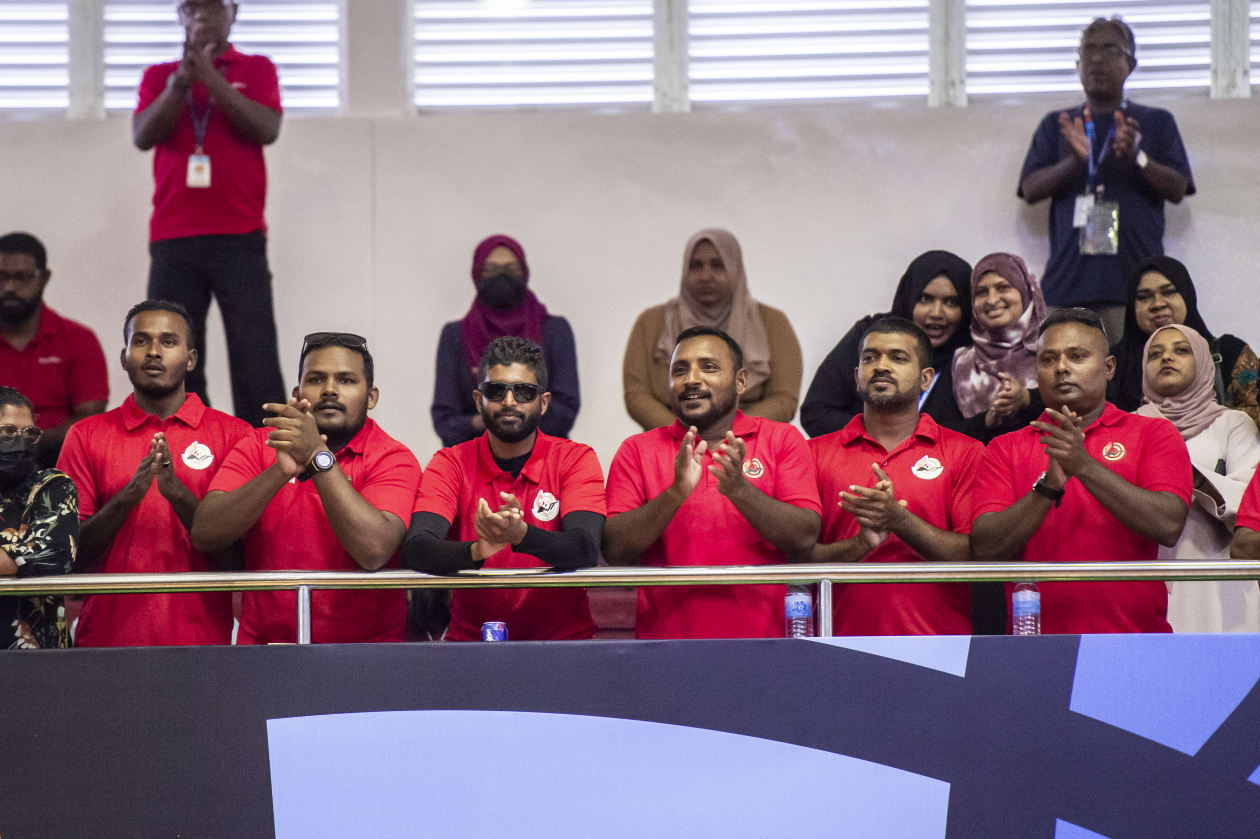 މާލެ، (މެއި 11) - އިއްޔެ ނިމުނު ސައުތު އޭޝިއަން ޖޫނިއާ އެންޑް ކެޑޭޓް ޓޭބަލް ޓެނިސް ޗެމްޕިއަންޝިޕުގައި ވާދަކުރި ހުރިހާ އިވެންޓަކުން އިންޑިއާ އިން ވަނީ ރަން މެޑަލް ހޯދާފައި. ރާއްޖޭން ވަނީ ޖުމްލަ ހަ މެޑަލް ހޯދާފައި. އެއީ ފަސް ލޯ މެޑަލް އާއި އެއް ރިހި މެޑަލް: ސަޕޯޓަރުން ދިވެހި ޓީމަށް ހިތްވަރުދެނީ..-- ފޮޓޯ: އަބްދުﷲ އިޔާން/ އަދަދު 