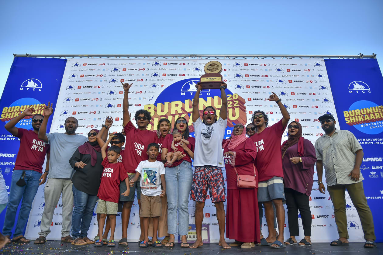 މާޗް 26، 2022: ބުރުނު ޝިކާރު ބޮޑީބޯޑިން ޗެލެންޖުގެ ފިރިހެން ޑިވިޝަންގެ ޗެމްޕިއަން ޓްރޮފީ ކުޑަ އައްޔަ އޭނާގެ ސަޕޯޓަރުންނާއެކު އުފުލާލަނީ. ޖުމްލަ 33 ބޮޑީ ބޯޑަރުން ވާދަކުރި އޯޕަން ބައިގެ ފައިނަލްގައި ކުޑަ އައްޔަ ނުކުތީ އަލީ ޖާވިދު (ޖާއްޓެ)އާ ދެކޮޅަށް. މީގެކުރިން ބޭއްވި ތިން މުބާރާތުގެ ޗެމްޕިއަނަކީ ވެސް ކުޑަ އައްޔަ --- ފޮޓޯ: އަބްދުﷲ އިޔާން/އަދަދު