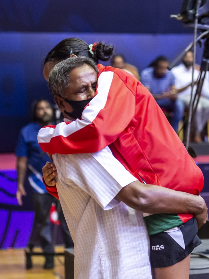 މާލެ، (މެއި 11) - އިއްޔެ ނިމުނު ސައުތު އޭޝިއަން ޖޫނިއާ އެންޑް ކެޑޭޓް ޓޭބަލް ޓެނިސް ޗެމްޕިއަންޝިޕުގައި ވާދަކުރި ހުރިހާ އިވެންޓަކުން އިންޑިއާ އިން ވަނީ ރަން މެޑަލް ހޯދާފައި. ރާއްޖޭން ވަނީ ޖުމްލަ ހަ މެޑަލް ހޯދާފައި. އެއީ ފަސް ލޯ މެޑަލް އާއި އެއް ރިހި މެޑަލް: ދީމާ އޭނާގެ ބައްޕަ ސައްތާރާ އެކު..-- ފޮޓޯ: މުހައްމަދު ޝާބިން/ އަދަދު 