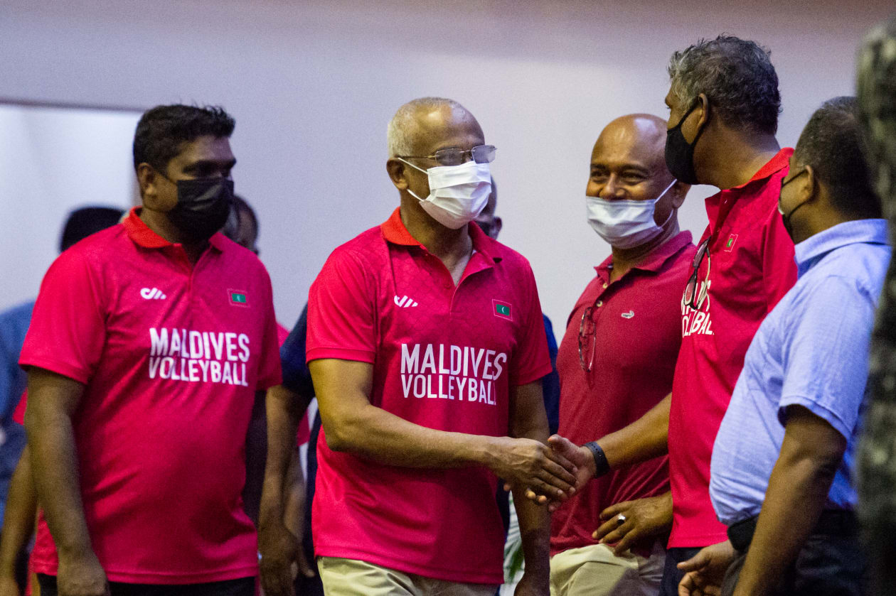 ޑިސެމްބަރު 9: މާލެ: މިއީ 2019 ވަނަ އަހަރުގެ ޑިސެމްބަރު މަހު ސައުތު އޭޝިއަން ގޭމްސްގައި ކުޅުނު ފަހުން ގައުމީ ވޮލީ ޓީމު ކުޅުނު ފުރަތަމަ މެޗު. ގައުމީ ޓީމު ލަންކާއާ ދެކޮޅަށް ކުޅޭ އެކުވެރިކަމުގެ ތިން މެޗުގެ ތެރެއިން ފުރަތަމަ މެޗުން ބަލިވީ ސީދާ ތިން ސެޓުން: ރައީސް އިބްރާހިމް މުހައްމަދު ސޯލިހު (ވ) ކުޅިވަރު ކައުންސިލްގެ ރައީސް ނާހިދުއާ ސަލާމްކުރައްވަނީ-- ފޮޓޯ: މުހައްމަދު ޝާބިން/ އަދަދު 