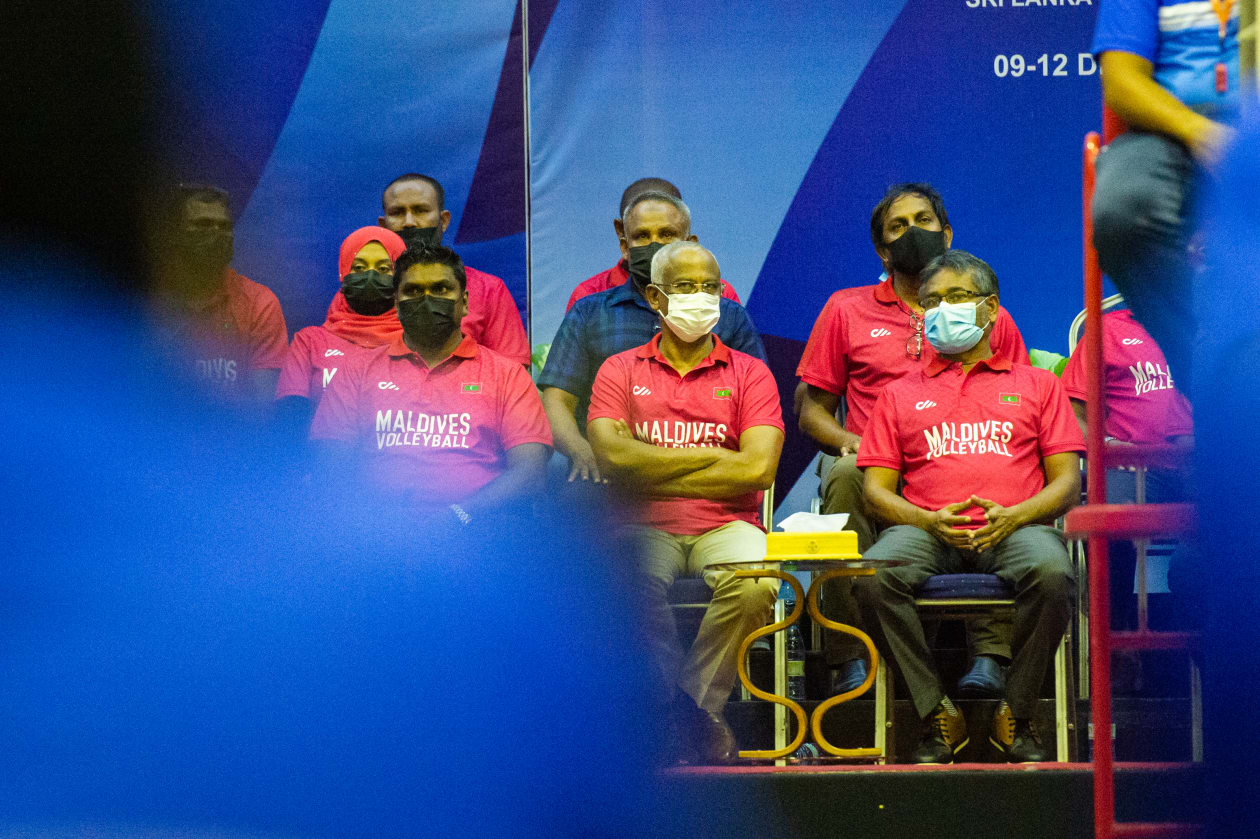 ޑިސެމްބަރު 9: މާލެ: މިއީ 2019 ވަނަ އަހަރުގެ ޑިސެމްބަރު މަހު ސައުތު އޭޝިއަން ގޭމްސްގައި ކުޅުނު ފަހުން ގައުމީ ވޮލީ ޓީމު ކުޅުނު ފުރަތަމަ މެޗު. ގައުމީ ޓީމު ލަންކާއާ ދެކޮޅަށް ކުޅޭ އެކުވެރިކަމުގެ ތިން މެޗުގެ ތެރެއިން ފުރަތަމަ މެޗުން ބަލިވީ ސީދާ ތިން ސެޓުން.-- ފޮޓޯ: މުހައްމަދު ޝާބިން/ އަދަދު 