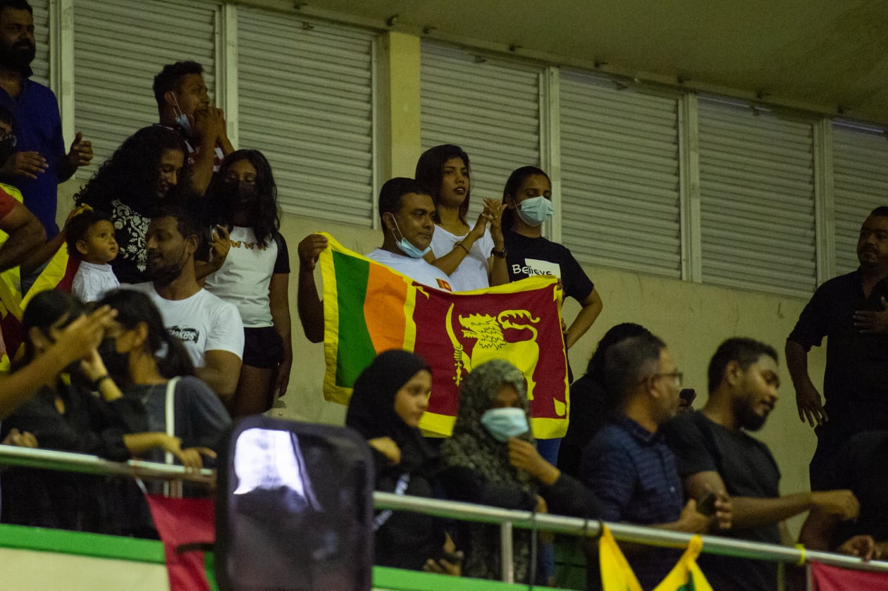 ޑިސެމްބަރު 9: މާލެ: މިއީ 2019 ވަނަ އަހަރުގެ ޑިސެމްބަރު މަހު ސައުތު އޭޝިއަން ގޭމްސްގައި ކުޅުނު ފަހުން ގައުމީ ވޮލީ ޓީމު ކުޅުނު ފުރަތަމަ މެޗު. ގައުމީ ޓީމު ލަންކާއާ ދެކޮޅަށް ކުޅޭ އެކުވެރިކަމުގެ ތިން މެޗުގެ ތެރެއިން ފުރަތަމަ މެޗުން ބަލިވީ ސީދާ ތިން ސެޓުން: ރޭގެ މެޗު ބަލަން ދިޔަ ލަންކާގެ ބައެއް ސަޕޯޓަރުން އެ ގައުމުގެ ދިދަ ހިފައިގެން..- ފޮޓޯ: މުހައްމަދު ޝާބިން/ އަދަދު 