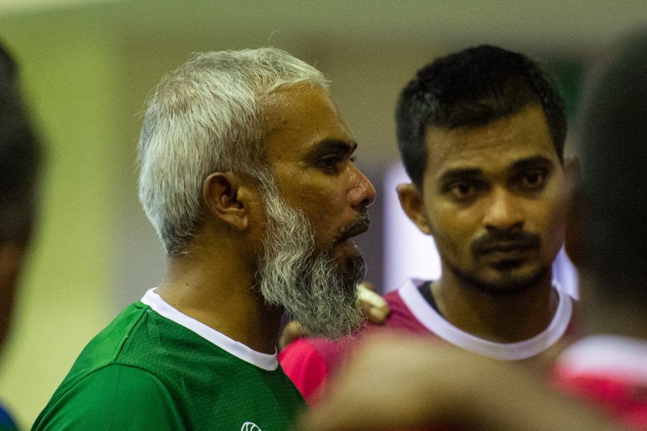 ޑިސެމްބަރު 9: މާލެ: މިއީ 2019 ވަނަ އަހަރުގެ ޑިސެމްބަރު މަހު ސައުތު އޭޝިއަން ގޭމްސްގައި ކުޅުނު ފަހުން ގައުމީ ވޮލީ ޓީމު ކުޅުނު ފުރަތަމަ މެޗު. ގައުމީ ޓީމު ލަންކާއާ ދެކޮޅަށް ކުޅޭ އެކުވެރިކަމުގެ ތިން މެޗުގެ ތެރެއިން ފުރަތަމަ މެޗުން ބަލިވީ ސީދާ ތިން ސެޓުން: ގައުމީ ޓީމުގެ ކޯޗު މުހައްމަދު ސާޖިދު (ކާއްޓެ) ކުޅުންތެރިންނަށް ބުނެދެނީ-- ފޮޓޯ: މުހައްމަދު ޝާބިން/ އަދަދު 