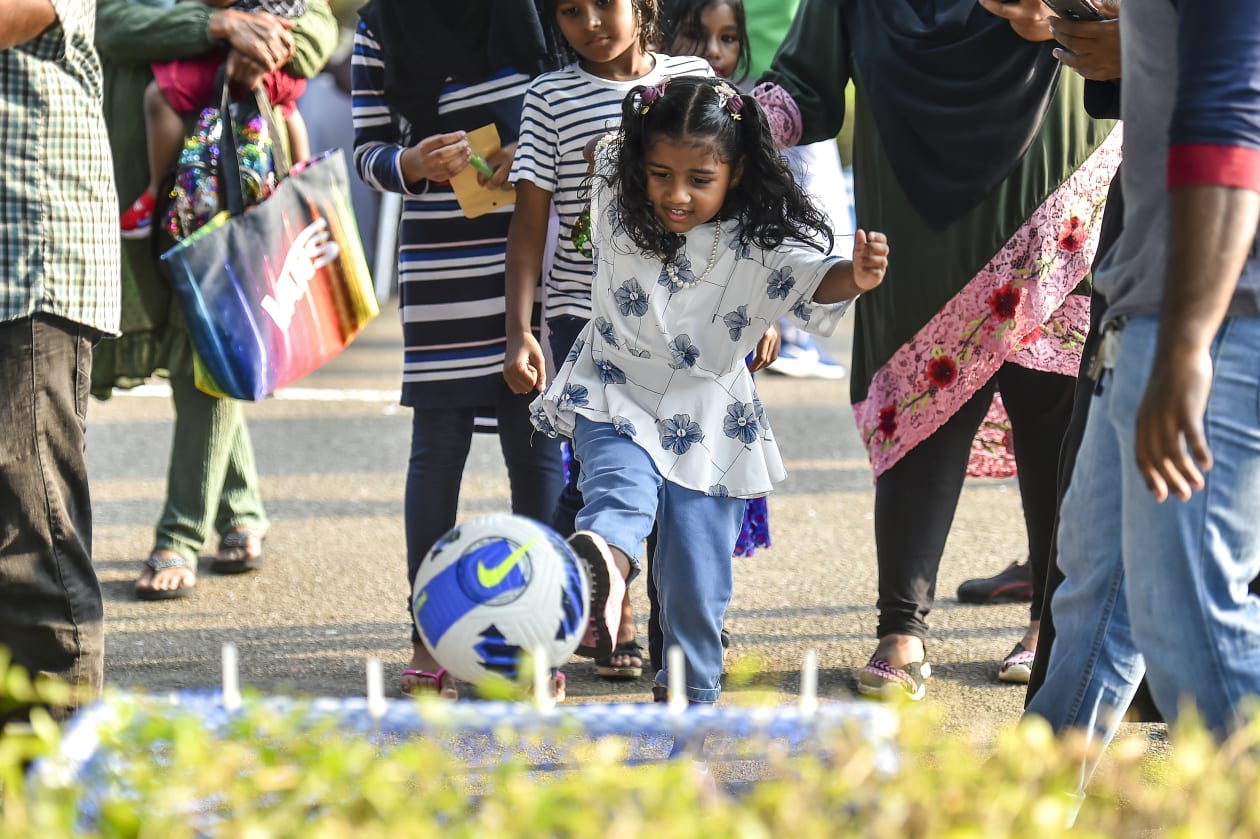 މާރޗް 19، 2022 - އެމްއައިބީ އިން މިއަދު ހަވީރު ބޭއްވި ކުޑަކުދިންގެ ހަވީރުގެ ތެރެއިން. ގިނަ އަދަދެއްގެ ކުޑަކުދިންވަނީ މި ހަވީރުގައި ބައިވެރިވެ، އެކި ކުޅިވަރުތައް ކުޅެފައި --- ފޮޓޯ؛ މުހައްމަދު ޝާބިން / އަދަދު