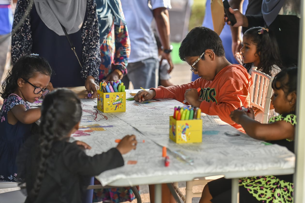 މާރޗް 19، 2022 - އެމްއައިބީ އިން މިއަދު ހަވީރު ބޭއްވި ކުޑަކުދިންގެ ހަވީރުގެ ތެރެއިން. ގިނަ އަދަދެއްގެ ކުޑަކުދިންވަނީ މި ހަވީރުގައި ބައިވެރިވެ، އެކި ކުޅިވަރުތައް ކުޅެފައި --- ފޮޓޯ؛ މުހައްމަދު ޝާބިން / އަދަދު