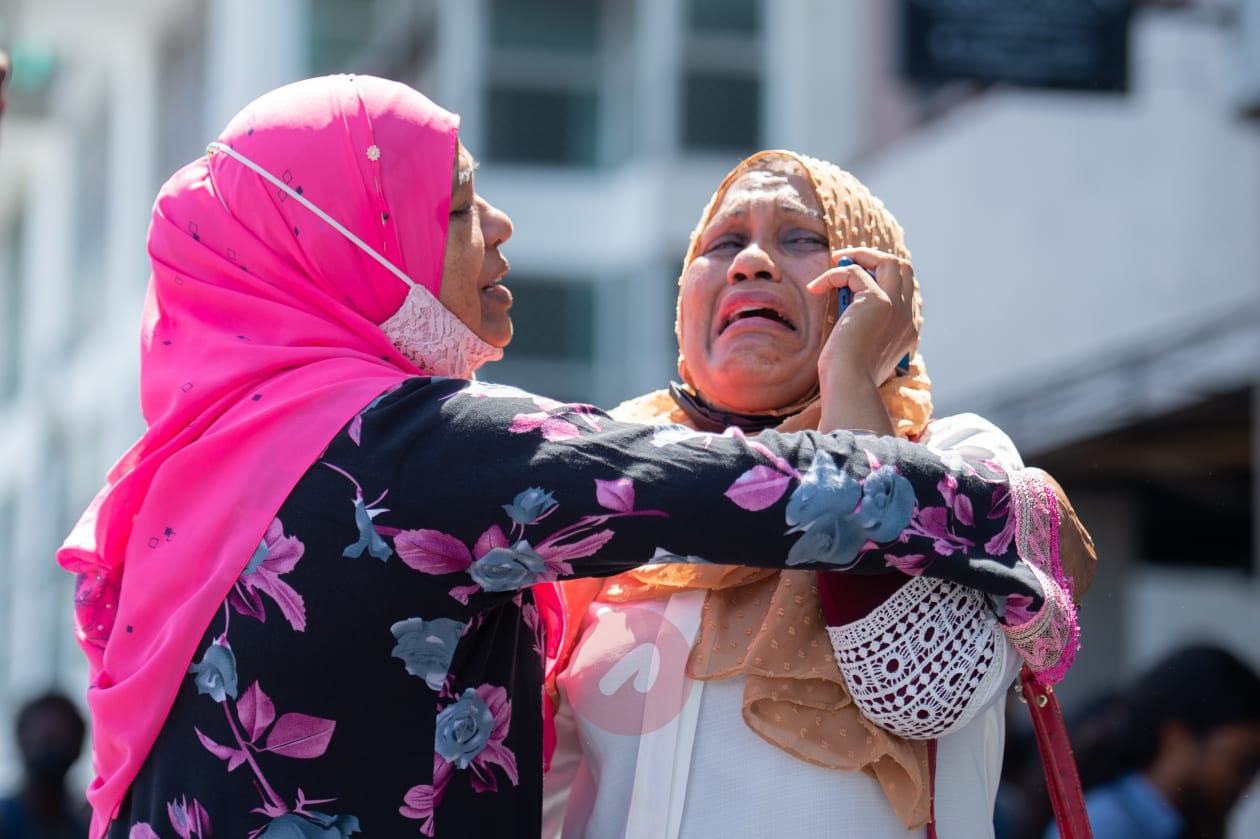 ކުރީގެ ރައީސް ޔާމީންގެ މައްޗަށް އިއްވާފައިވާ ފަސް އަހަރުގެ ޖަލު ހުކުމް ސުޕްރީމް ކޯޓުން ބާތިލުކޮށް މިނިވަންކުރުމުން، އެމަނިކުފާނުގެ ސަޕޯޓަރެއް އުފަލުން ރޮނީ. -ފޮޓޯ: ހުސެއިން ޝަޔާހް/ އަދަދު