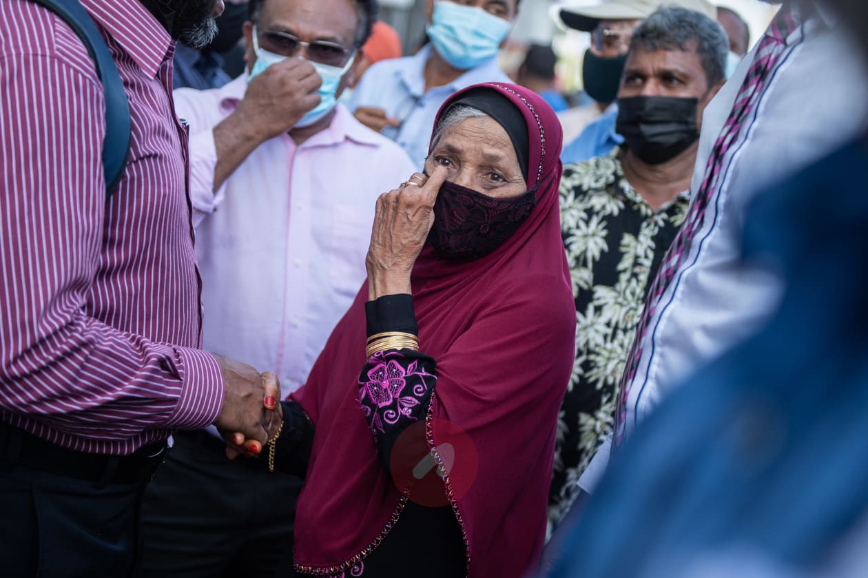 ކުރީގެ ރައީސް ޔާމީންގެ މައްޗަށް އިއްވާފައިވާ ފަސް އަހަރުގެ ޖަލު ހުކުމް ސުޕްރީމް ކޯޓުން ބާތިލުކޮށް މިނިވަންކުރުމުން، އެމަނިކުފާނުގެ ސަޕޯޓަރެއް އުފަލުން ރޮނީ. -ފޮޓޯ: ހުސެއިން ޝަޔާހް/ އަދަދު