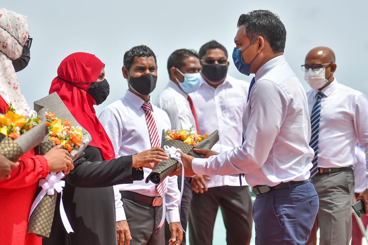 ނިލަންދޫ: އެފްއޭއެމް ޔޫތު ޗެމްޕިއަންޝިޕްގެ އެންމެ ފަހުގެ ތައްޔާރިތަށް ނިލަންދޫގައި ވަރަށް ފޯރީގައި ކުރިއަށްދާއިރު، މިއީ އަތޮޅު ތެރޭގައި ޔޫތު މުބާރާތުގެ ފައިނަލް ކުޅޭ ފުރަތަމަ ފަަހަރު: ފައިނަލުގައި ބައްދާލުކުރާނީ މުބާރާތުގެ އެންމެ ކާމިޔާބު ޓީމު އީގަލްސް އާއި އަލަށް ވާދަކުރާ ސުޕަ ޔުނައިޓެޑް ސްޕޯޓްސް (ސަސް): ފައިނަލް މެޗަށް ނިލަންދޫ އަށް ވަޑައިގެންނެވި ނައިބު ރައީސް ފައިސަލް ނަސީމް އަށް މަރުހަބާ ދެންނެވުމަށް ބޭއްވި އިވެންޓްގެ ތެެރެއިން-- ފޮޓޯ: މުހައްމަދު ޝާބިން/ އަދަދު.