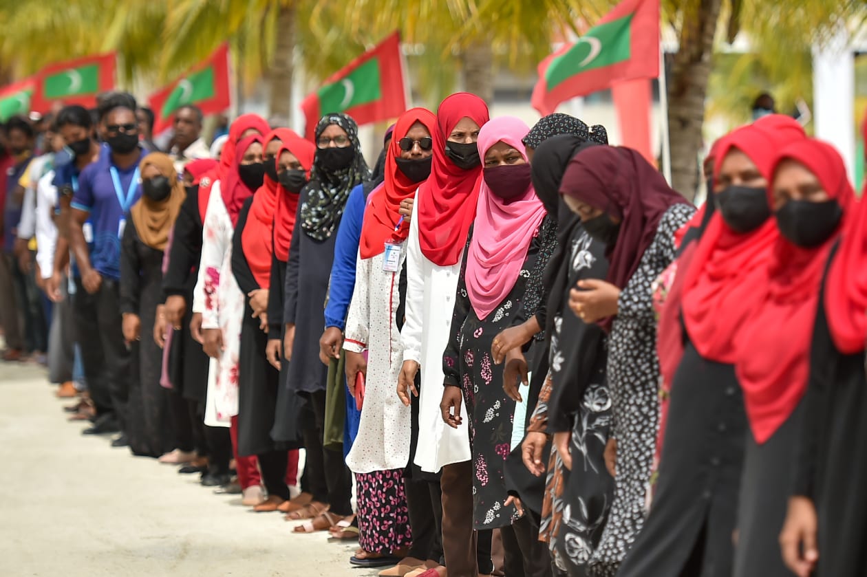 ނިލަންދޫ: އެފްއޭއެމް ޔޫތު ޗެމްޕިއަންޝިޕްގެ އެންމެ ފަހުގެ ތައްޔާރިތަށް ނިލަންދޫގައި ވަރަށް ފޯރީގައި ކުރިއަށްދާއިރު، މިއީ އަތޮޅު ތެރޭގައި ޔޫތު މުބާރާތުގެ ފައިނަލް ކުޅޭ ފުރަތަމަ ފަަހަރު: ފައިނަލުގައި ބައްދާލުކުރާނީ މުބާރާތުގެ އެންމެ ކާމިޔާބު ޓީމު އީގަލްސް އާއި އަލަށް ވާދަކުރާ ސުޕަ ޔުނައިޓެޑް ސްޕޯޓްސް (ސަސް): ފައިނަލް މެޗަށް ނިލަންދޫ އަށް ވަޑައިގެންނެވި ނައިބު ރައީސް ފައިސަލް ނަސީމް އަށް މަރުހަބާ ދެންނެވުމަށް ބޭއްވި އިވެންޓްގެ ތެެރެއިން-- ފޮޓޯ: މުހައްމަދު ޝާބިން/ އަދަދު