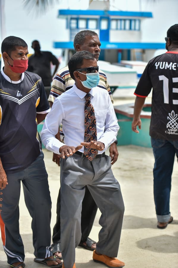 ނިލަންދޫ: އެފްއޭއެމް ޔޫތު ޗެމްޕިއަންޝިޕްގެ އެންމެ ފަހުގެ ތައްޔާރިތަށް ނިލަންދޫގައި ވަރަށް ފޯރީގައި ކުރިއަށްދާއިރު، މިއީ އަތޮޅު ތެރޭގައި ޔޫތު މުބާރާތުގެ ފައިނަލް ކުޅޭ ފުރަތަމަ ފަަހަރު: ފައިނަލުގައި ބައްދާލުކުރާނީ މުބާރާތުގެ އެންމެ ކާމިޔާބު ޓީމު އީގަލްސް އާއި އަލަށް ވާދަކުރާ ސުޕަ ޔުނައިޓެޑް ސްޕޯޓްސް (ސަސް): ފައިނަލް މެޗަށް ނިލަންދޫ އަށް ވަޑައިގެންނެވި ނައިބު ރައީސް ފައިސަލް ނަސީމް އަށް މަރުހަބާ ދެންނެވުމަށް ބޭއްވި އިވެންޓްގެ ތެެރެއިން-- ފޮޓޯ: މުހައްމަދު ޝާބިން/ އަދަދު.