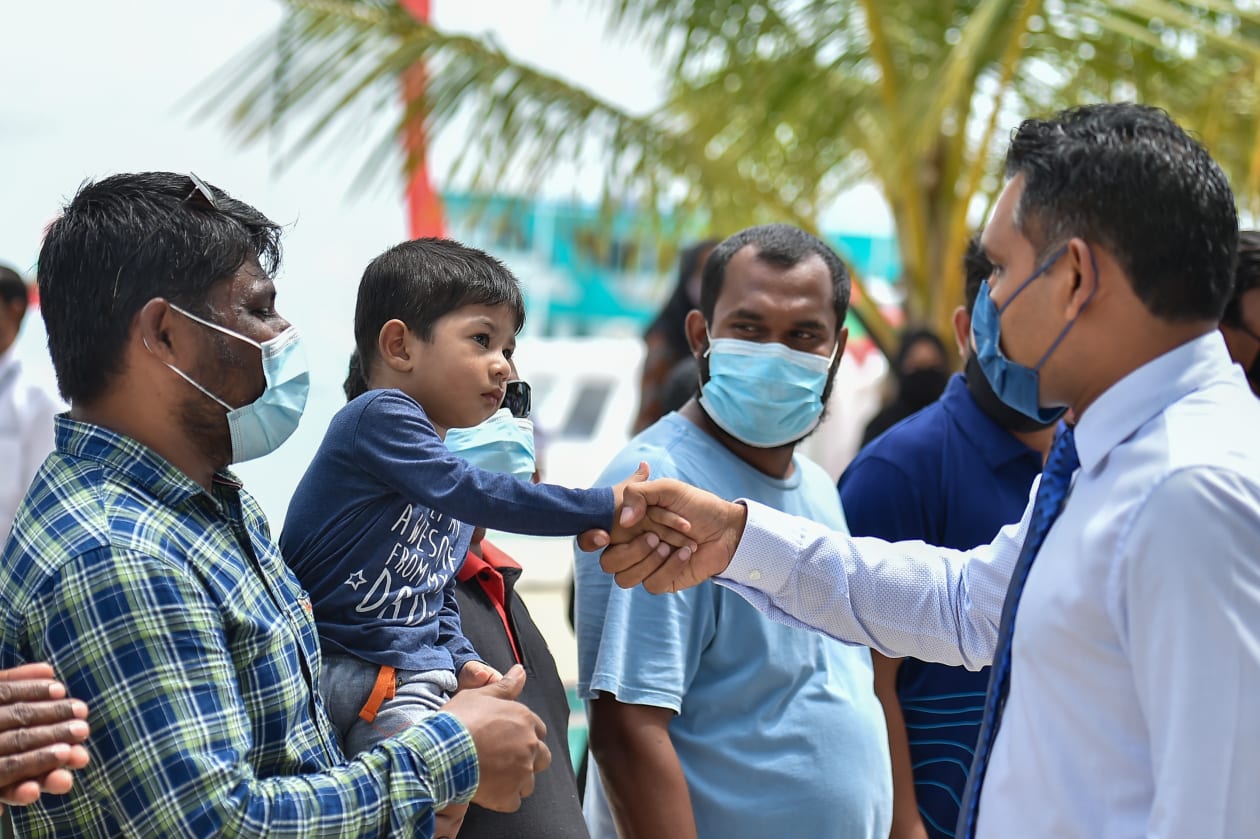 ނިލަންދޫ: އެފްއޭއެމް ޔޫތު ޗެމްޕިއަންޝިޕްގެ އެންމެ ފަހުގެ ތައްޔާރިތަށް ނިލަންދޫގައި ވަރަށް ފޯރީގައި ކުރިއަށްދާއިރު، މިއީ އަތޮޅު ތެރޭގައި ޔޫތު މުބާރާތުގެ ފައިނަލް ކުޅޭ ފުރަތަމަ ފަަހަރު: ފައިނަލުގައި ބައްދާލުކުރާނީ މުބާރާތުގެ އެންމެ ކާމިޔާބު ޓީމު އީގަލްސް އާއި އަލަށް ވާދަކުރާ ސުޕަ ޔުނައިޓެޑް ސްޕޯޓްސް (ސަސް): ފައިނަލް މެޗަށް ނިލަންދޫ އަށް ވަޑައިގެންނެވި ނައިބު ރައީސް ފައިސަލް ނަސީމް އަށް މަރުހަބާ ދެންނެވުމަށް ބޭއްވި އިވެންޓްގެ ތެެރެއިން-- ފޮޓޯ: މުހައްމަދު ޝާބިން/ އަދަދު.