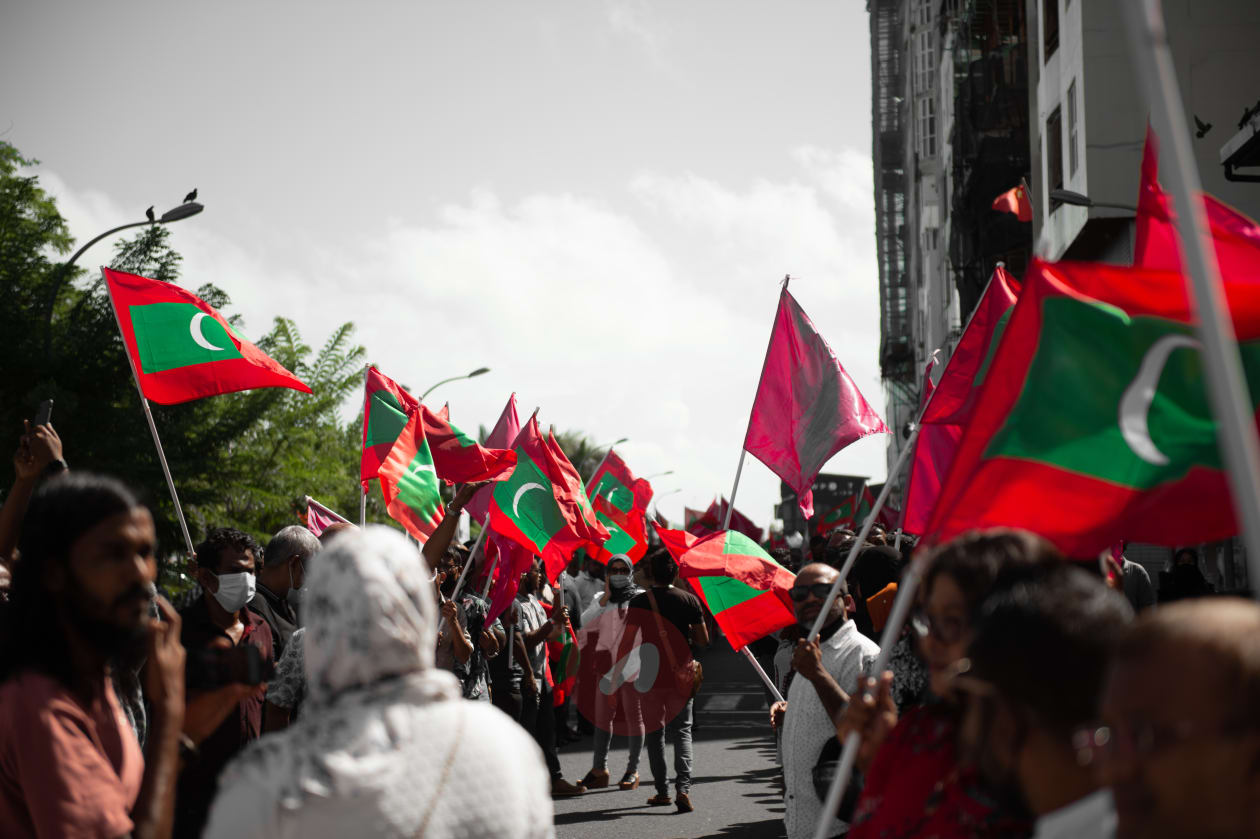 ކުރީގެ ރައީސް ޔާމީންގެ މައްޗަށް އިއްވާފައިވާ ފަސް އަހަރުގެ ޖަލު ހުކުމް ސުޕްރީމް ކޯޓުން ބާތިލުކޮށް މިނިވަންކުރުމުން، އެމަނިކުފާނު ގެއަށް ވަޑައިގަންނަވަންވާއިރަށް މަރުހަބާ ކިޔުމަށް އިދިކޮޅު ސަޕޯޓަރުން އެއްވެފައި. -ފޮޓޯ: ހުސެއިން ޝަޔާހް/ އަދަދު