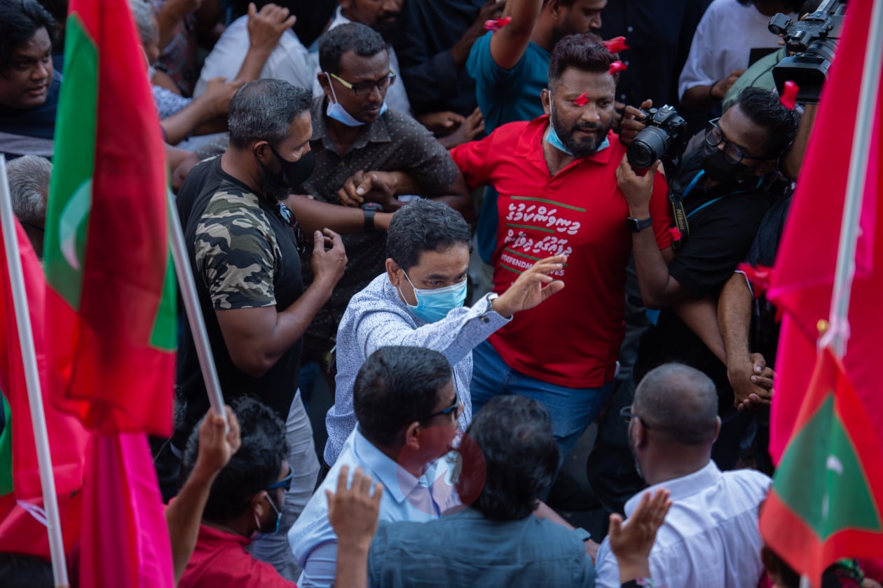 ކުރީގެ ރައީސް ޔާމީންގެ މައްޗަށް އިއްވާފައިވާ ފަސް އަހަރުގެ ޖަލު ހުކުމް ސުޕްރީމް ކޯޓުން ބާތިލުކޮށް މިނިވަންކުރުމުން، އެމަނިކުފާނަށް މަރުހަބާ ކިޔަން އެއްވެ ތިބި ސަޕޯޓަރުންނަށް އިޝާރާތް ކުރައްވަނީ. -ފޮޓޯ: ހުސެއިން ޝަޔާހް/ އަދަދު