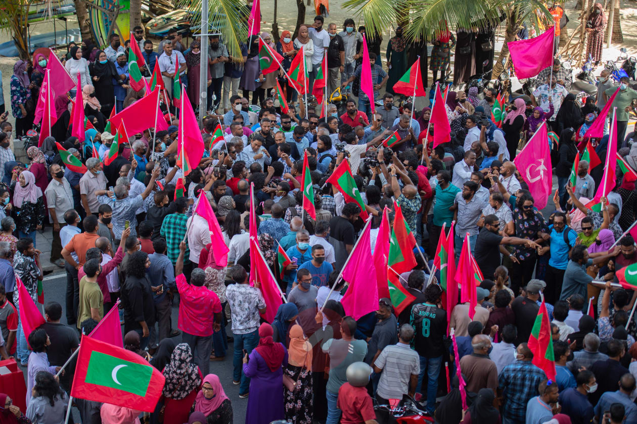ކުރީގެ ރައީސް ޔާމީންގެ މައްޗަށް އިއްވާފައިވާ ފަސް އަހަރުގެ ޖަލު ހުކުމް ސުޕްރީމް ކޯޓުން ބާތިލުކޮށް މިނިވަންކުރުމުން، އެމަނިކުފާނަށް މަރުހަބާ ކިޔަން އެއްވެ ތިބި ސަޕޯޓަރުންނަށް އިޝާރާތް ކުރައްވަނީ. -ފޮޓޯ: ހުސެއިން ޝަޔާހް/ އަދަދު