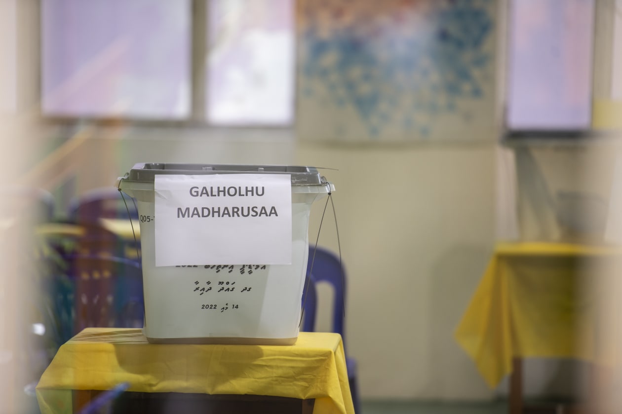 މެއި 14، 2022: އެމްޑީޕީގެ އެތެރޭގެ އިންތިހާބުގައި ވޯޓުލުމަށް ބަހައްޓާފައި ހުރި ވޯޓު ފޮއްޓެއް. ޖުމްލަ 282 ވޯޓު ފޮށި ބެހެއްޓިއިރު 49،000 އަށްވުރެ ގިނަ މެމްބަރުން ވޯޓުލުމަށް ނުކުތް --- ފޮޓޯ: މުހައްމަދު ޝާބިން/އަދަދު