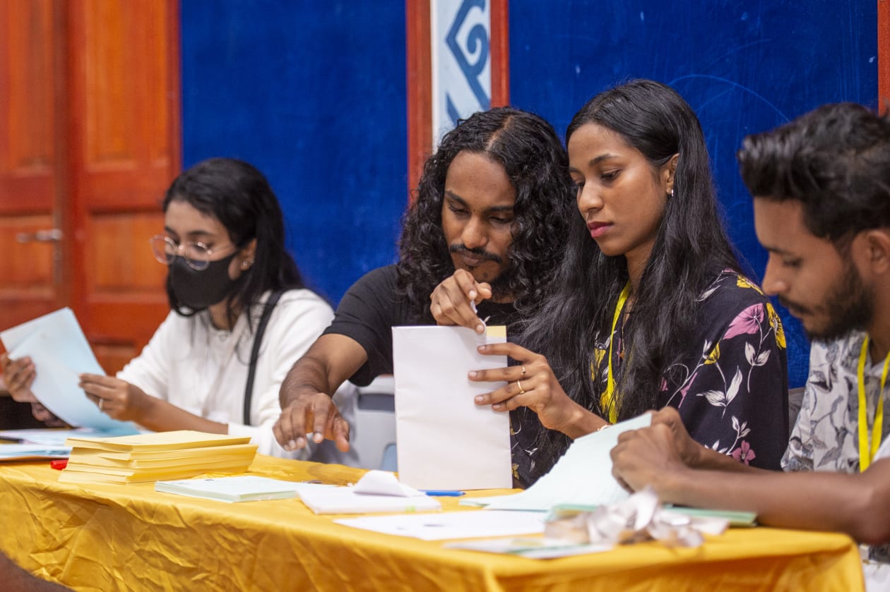 މެއި 14، 2022: ޖަމާލުއްދީން ސްކޫލުގައި ބަހައްޓާފައިވާ ވޯޓު ފޮއްޓަކަށް ވޯޓުލުމުގެ ކަންކަން ކުރިއަށް ދަނީ. މި އިންތިހާބުގައި އެމްޑީޕީގެ 94،000 އަށްވުރެ ގިނަ މެމްބަރުންނަށް ވޯޓުލުމުގެ ހައްގު ލިބިގެންވޭ --- ފޮޓޯ: މުހައްމަދު ޝާބިން/އަދަދު