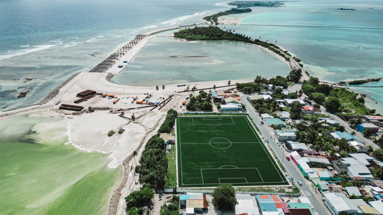 ޖޫން 3, 2023 - ސަރުކާރުން އިއްޔެ ފެށި ބިން ހިއްކުމުގެ މަޝްރޫއުއަކީ އައްޑޫގެ ޗާޓު އަބަދަށް ބަދަލުކޮށްލާނެ މަޝްރޫއެކެވެ. އެ އަތޮޅު ހިއްކަނީ މީގެ ކުރިން ރާއްޖޭގެ އެހެން އަތޮޅެއް ނުދެކޭ ފުޅާމިނެއްގަ އެވެ. އެކަން ނިންމާލާނީ އައްޑޫ ހިތަދުއާއި މަރަދޫފޭދޫގެ އާބާދީއަށް ކުރިއަށް އޮތް 50 އަހަރަށް ބޭނުންވާ ވަރަށް ބިން އިތުރުކުރުމާއެކު ރިސޯޓު ހަދަން މުޅިން އަލަށް ތިން ރަށެއް ފެނުން މައްޗަށް ހިއްލައިފަ އެވެ. އެއީ 1.5 ބިލިއަން ރުފިޔާ ހޭދަކޮށްގެން އައްޑުއަށް އިތުރުކުރާ ޖުމްލަ 194 ހެކްޓަރެވެ--- ފޮޓޯ: އަހުމަދު ރަޝީދު