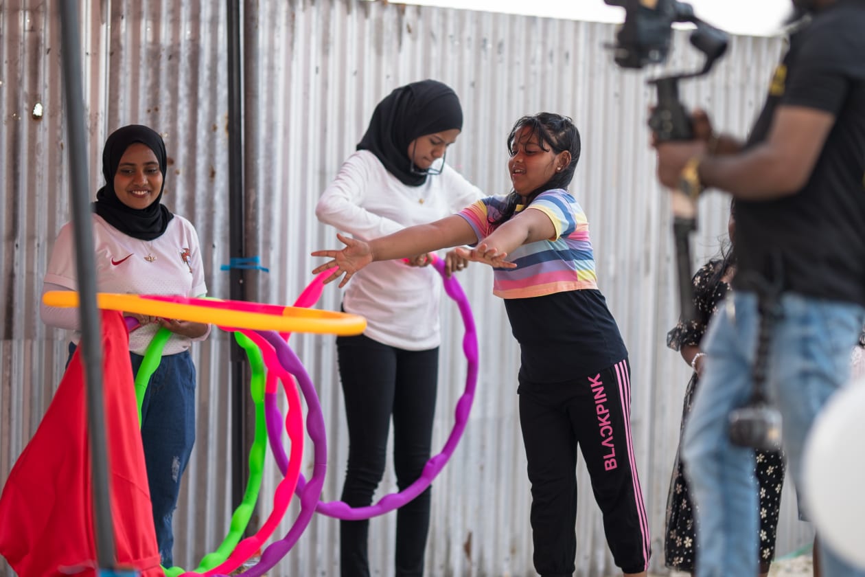 މެއި 2، 2022: ހުޅުމާލޭ ފޭސް ދޭއްގެ ހިޔާ ފްލެޓުތަކުގައި މީހުން ދިރިއުޅެން ފެށި ފަހުން ފުރަތަމަ އައި އީދުގެ ހަރަކާތްތަކުގެ ތެރެއިން.  -- ފޮޓޯ: އުރީދޫ